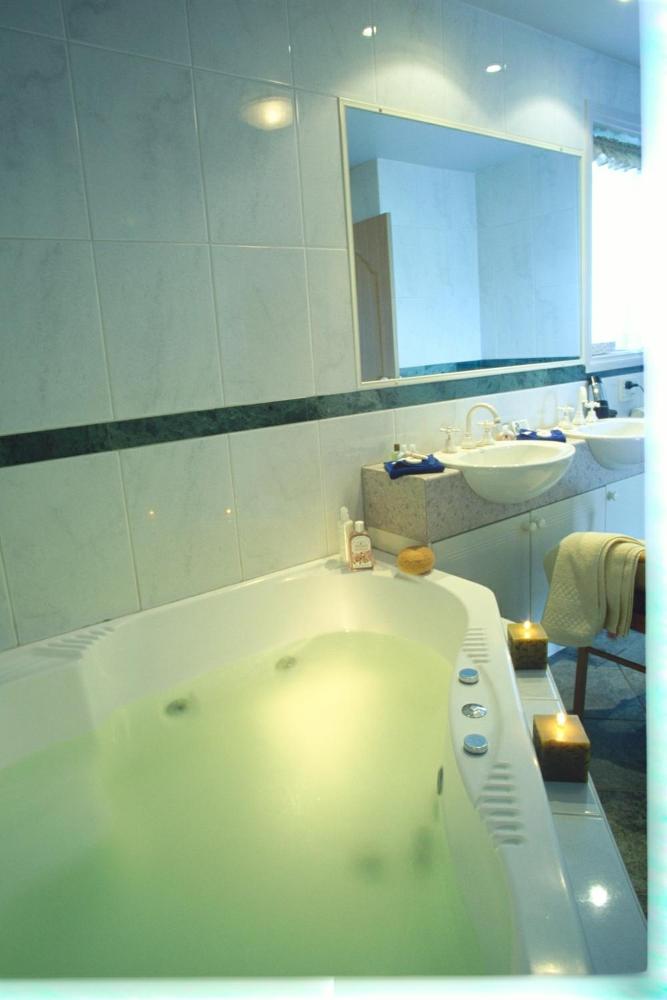 Queen Room with Spa Bath - Photo 3