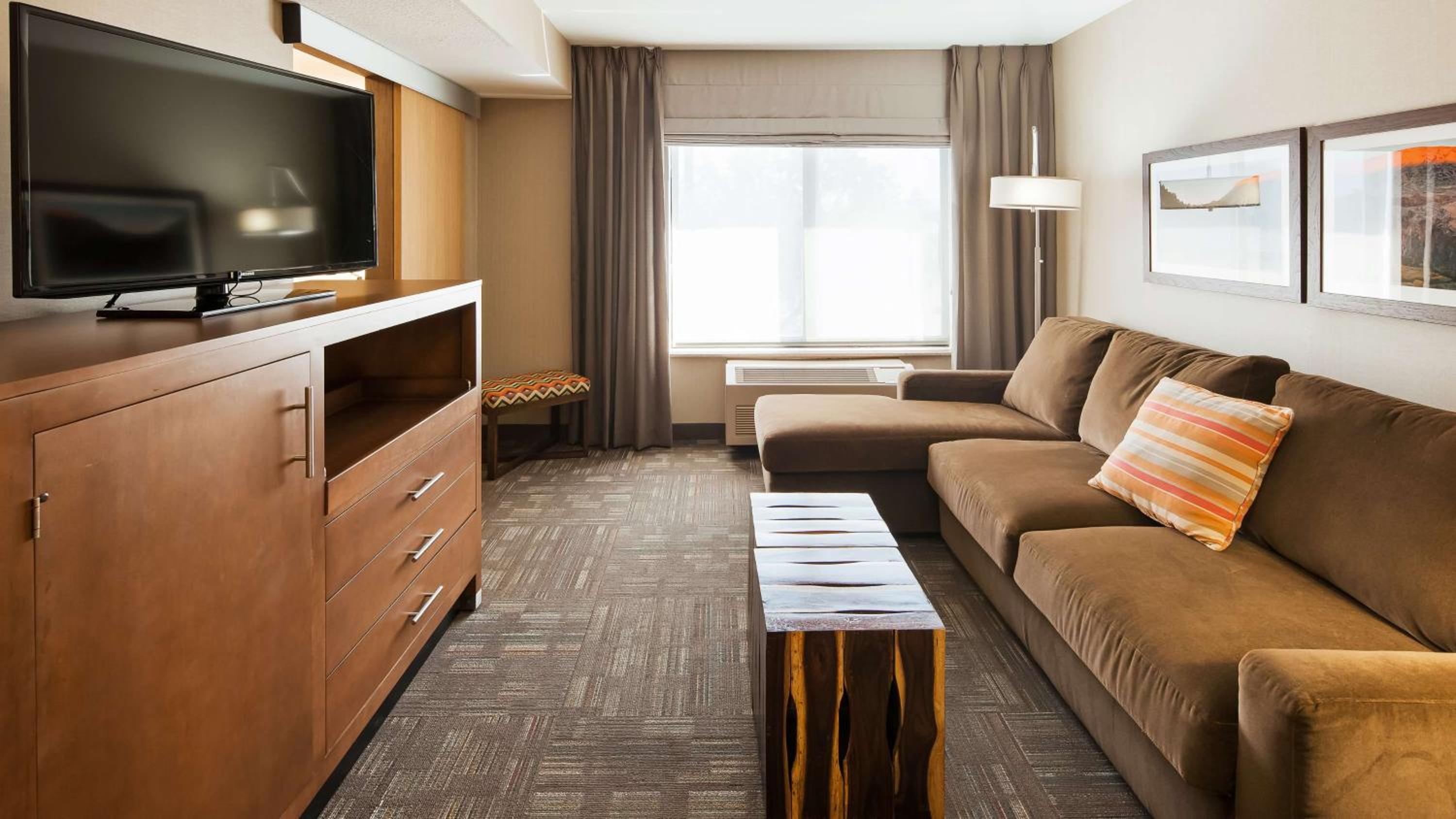 Queen Suite with Two Queen Beds and Sofa Bed - Photo 2