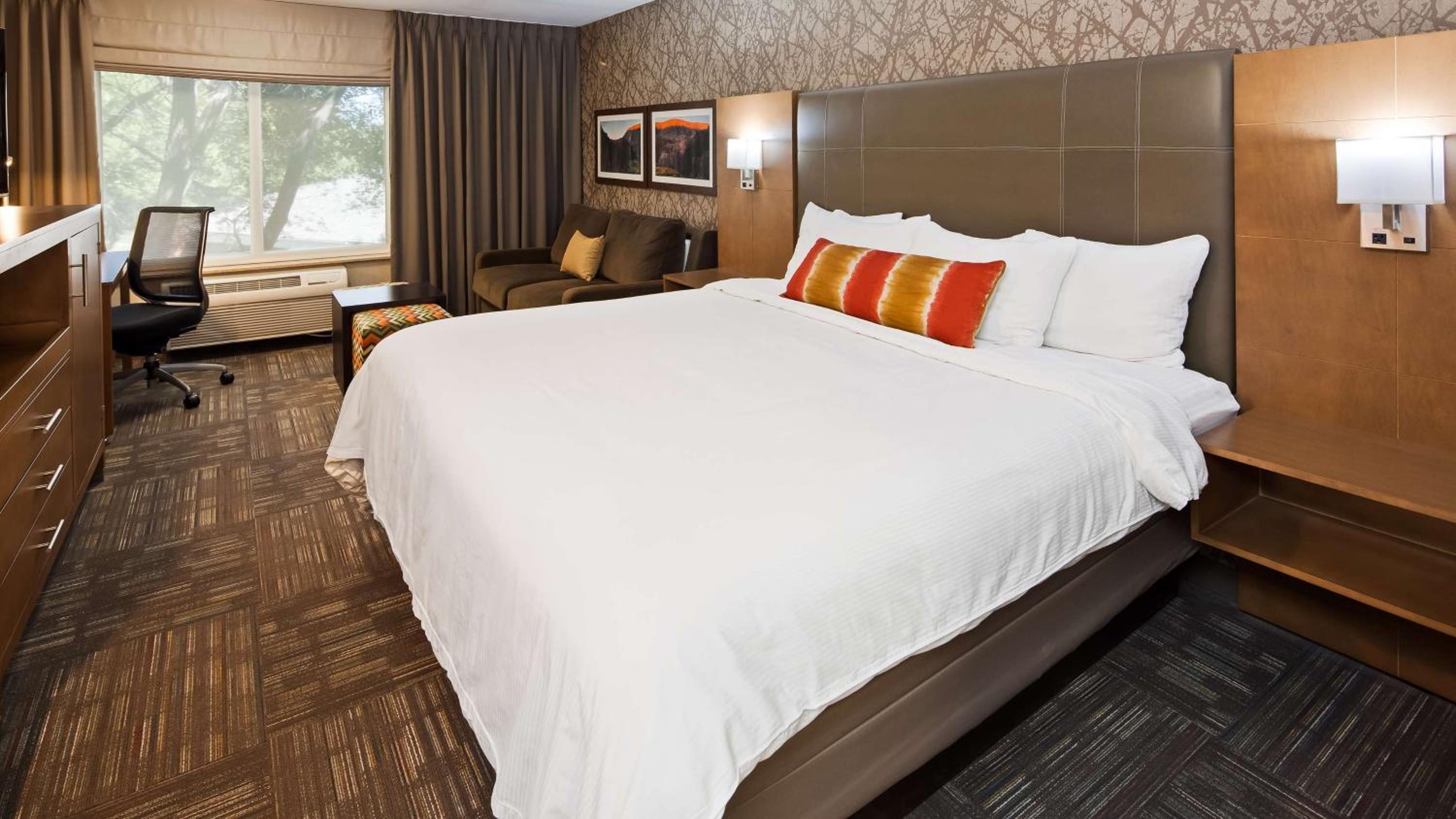 King Room with Sofa Bed - Photo 4