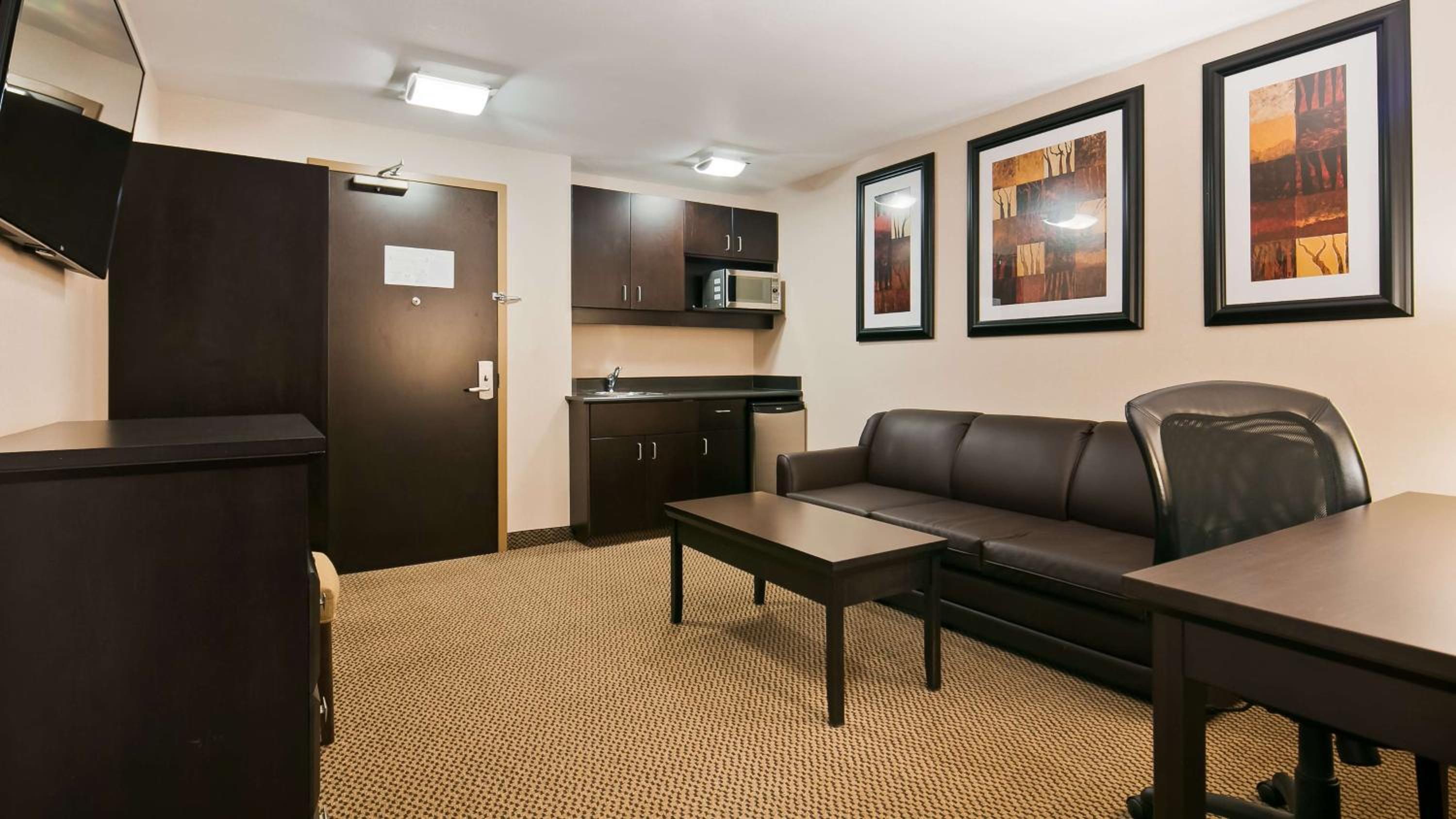 One-Bedroom Queen Suite with Wet Bar and Sofa Bed - Non-Smoking