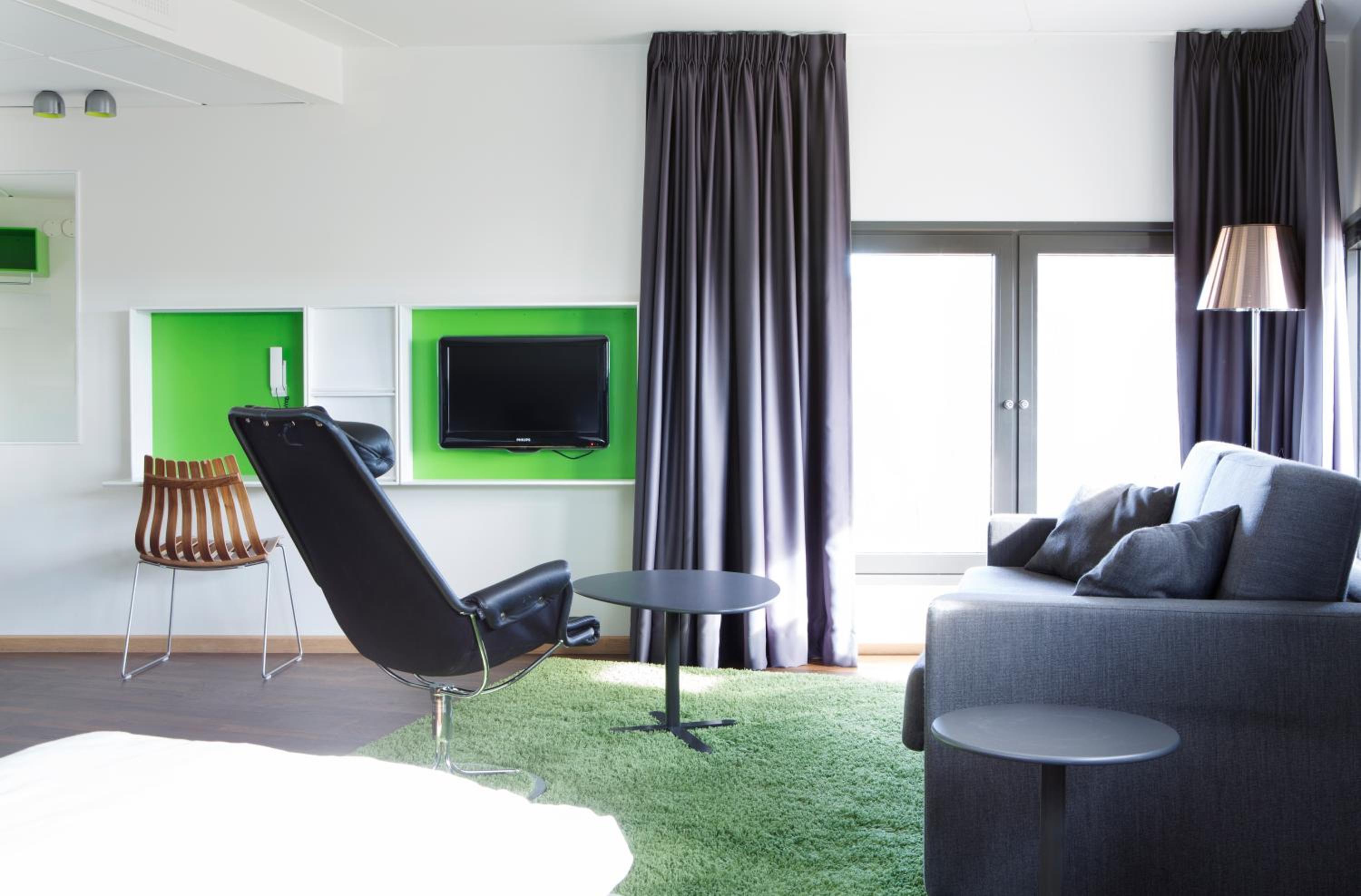 Family Room (2 Adults + 2 Children) - Photo 3