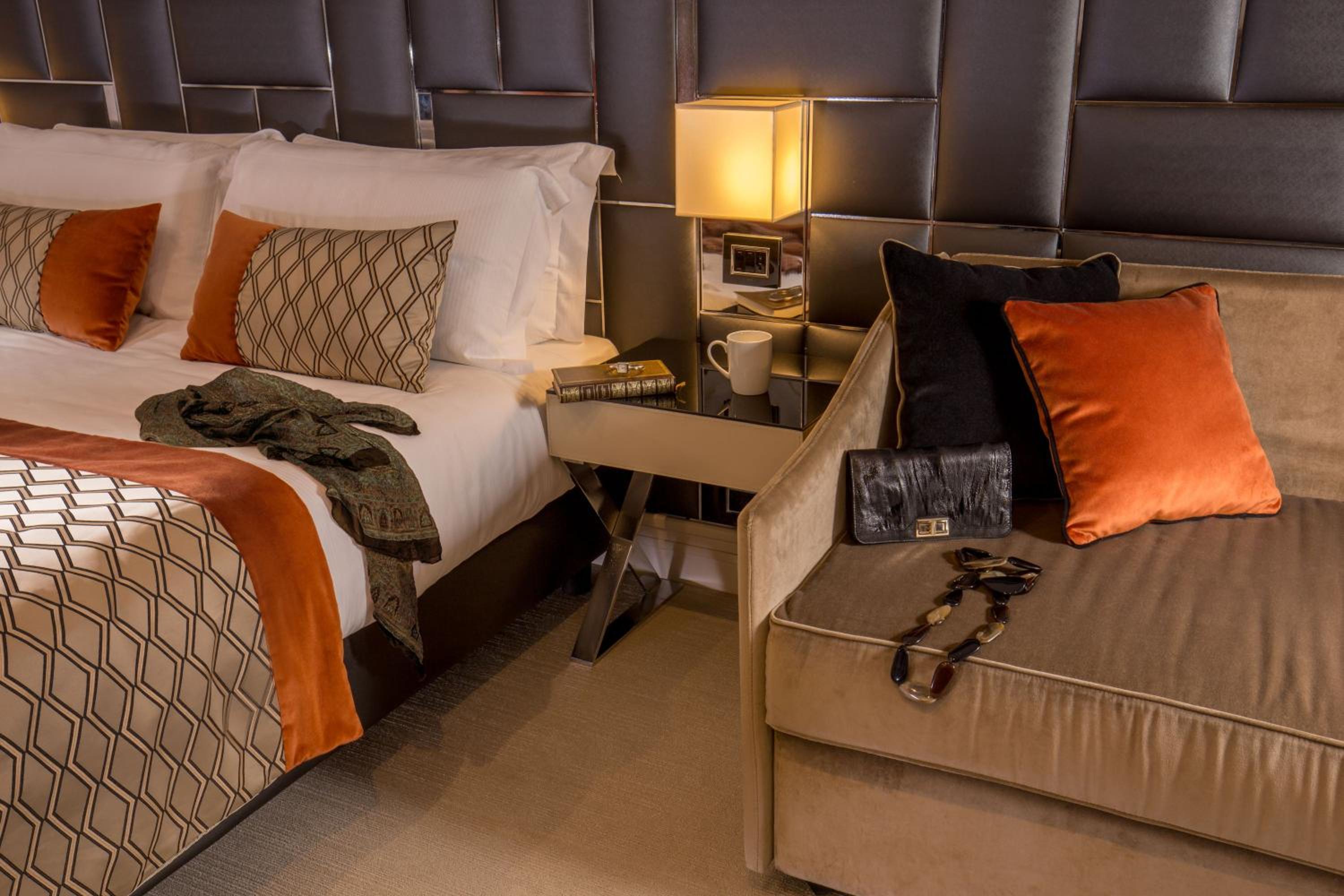 Deluxe Room thumbnail 6
