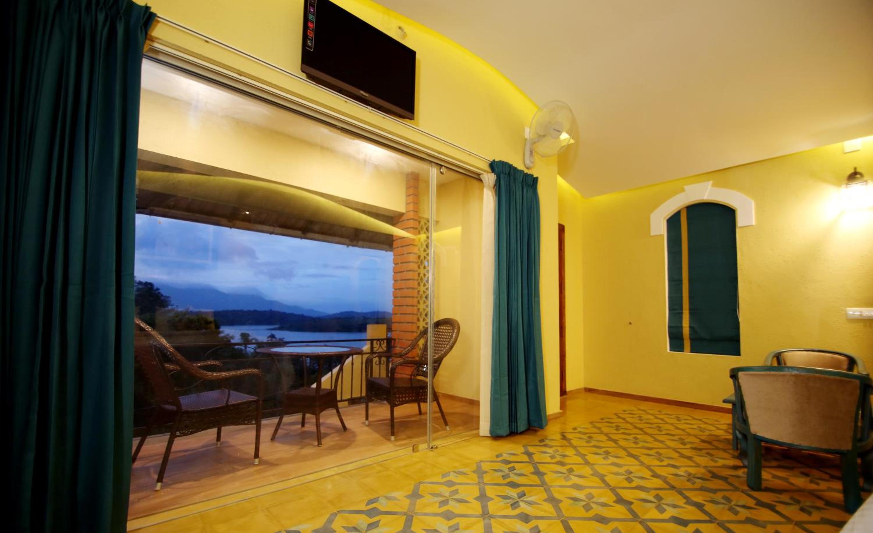 Double Room with Lake View - Photo 8