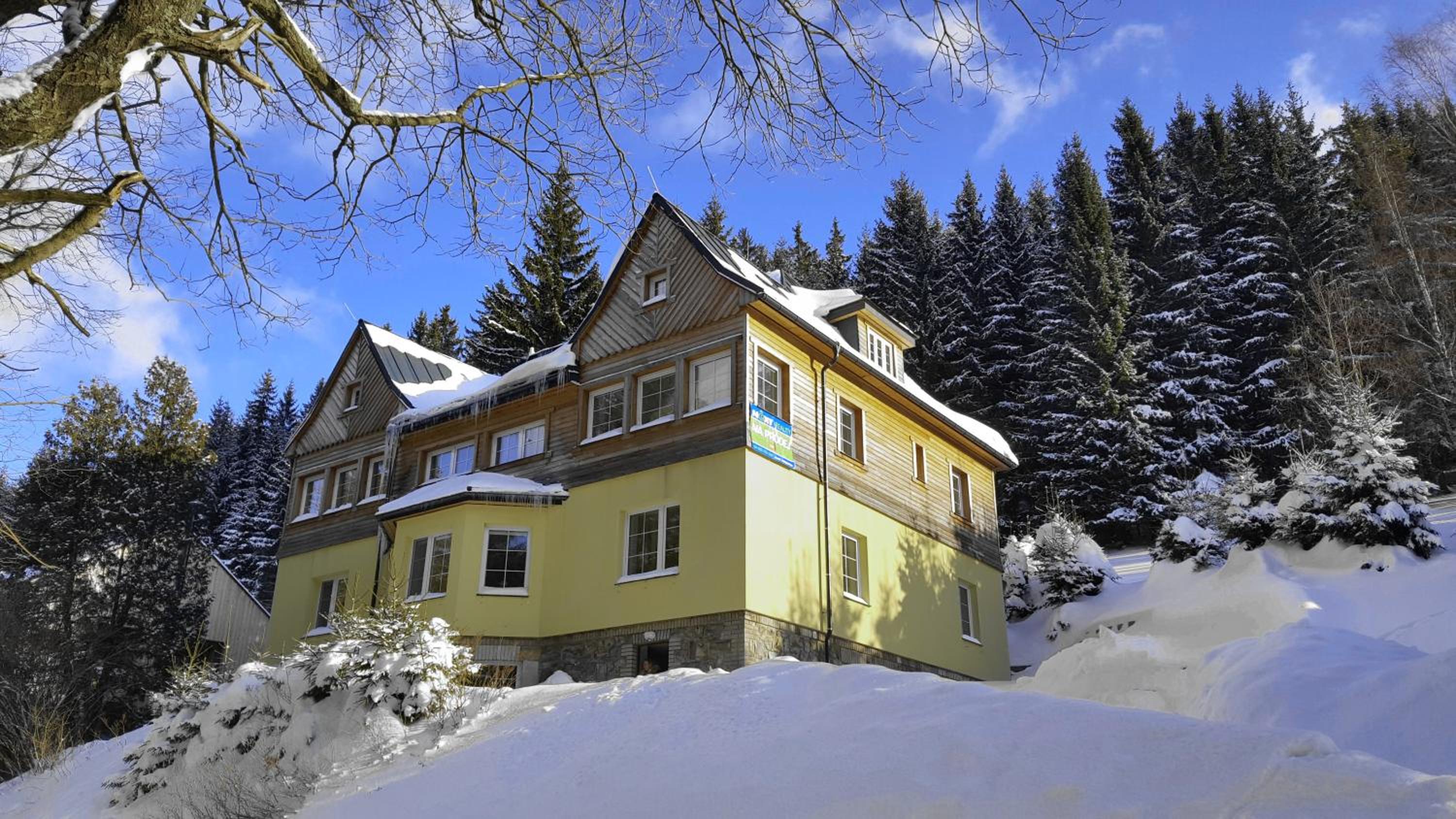 Apartment with Mountain View - Photo 3