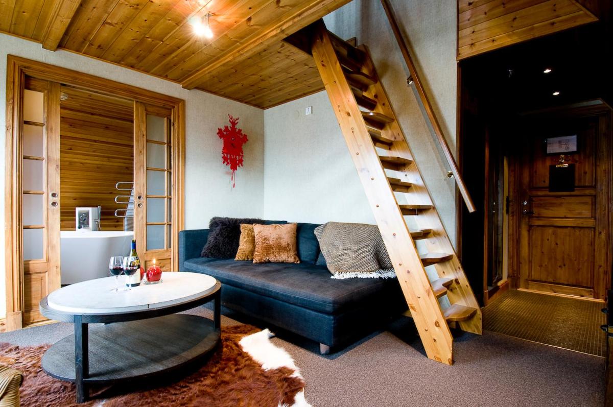 Deluxe Suite with Sea View - Photo 4