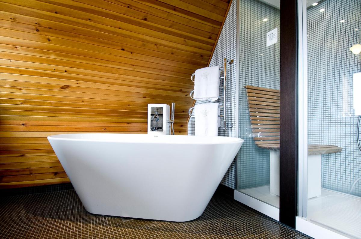 Deluxe Suite with Sea View - Photo 6