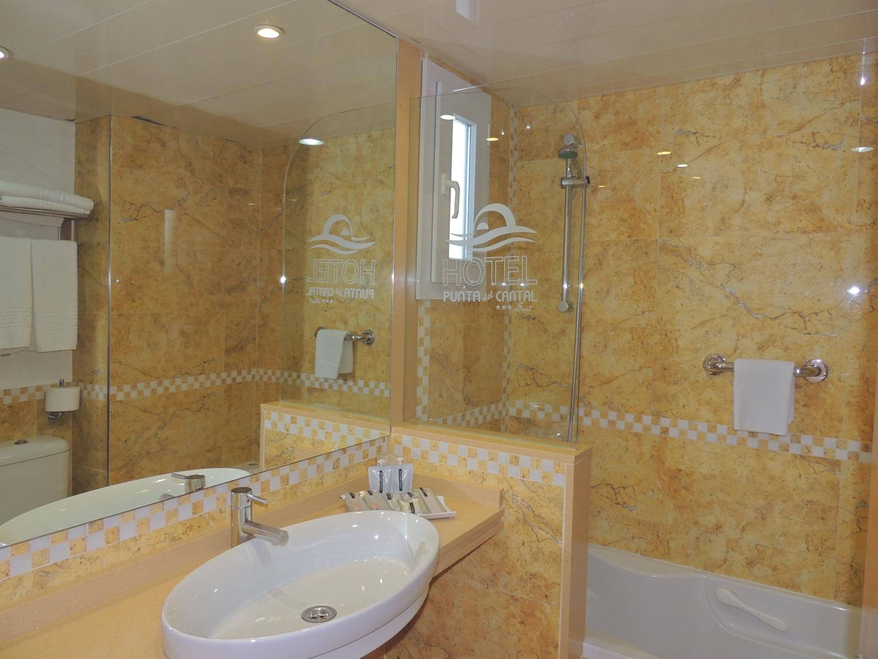 Large Double or Twin Room - Photo 6