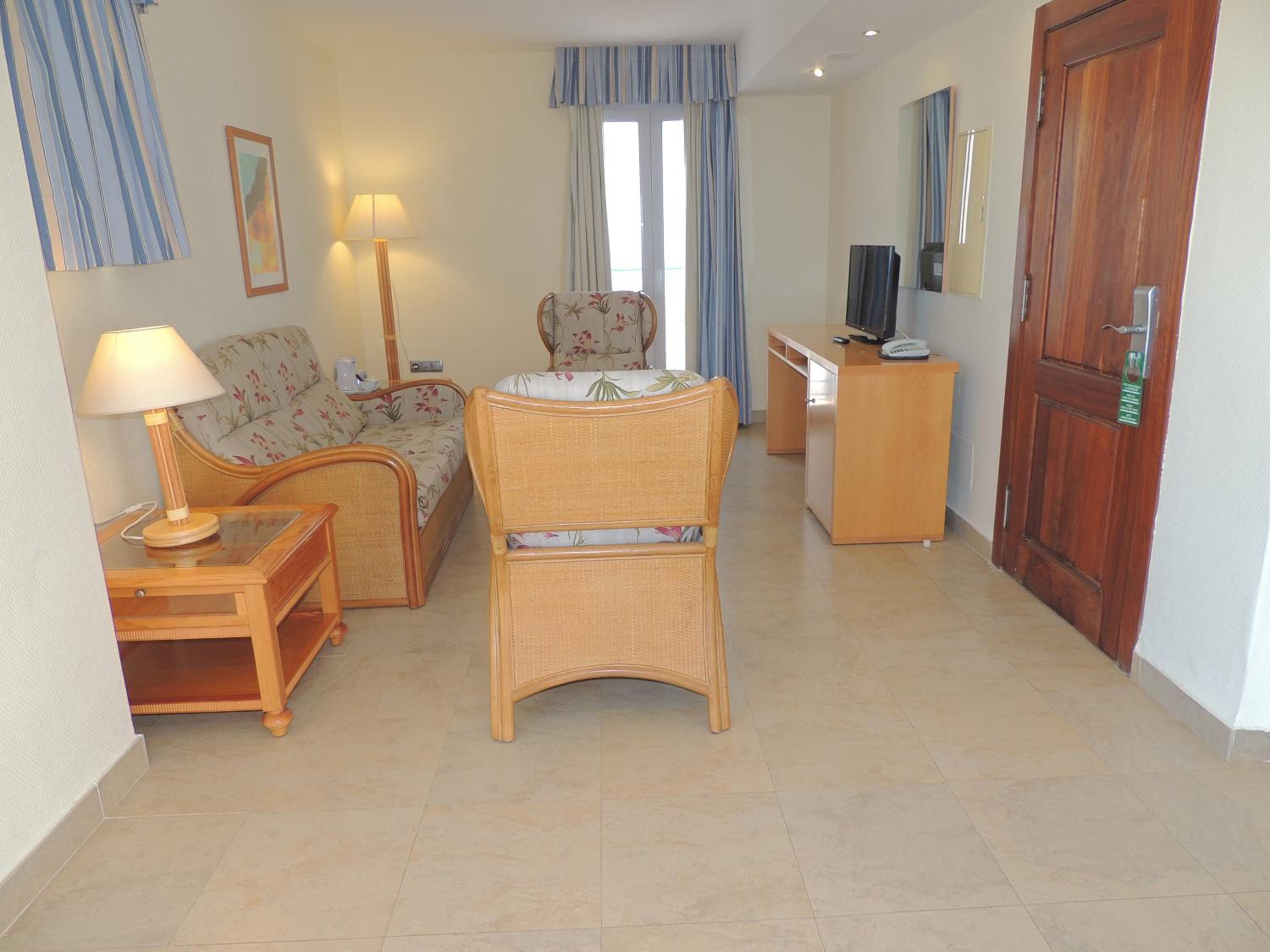 Deluxe Room with Lounge and Terrace photo 3