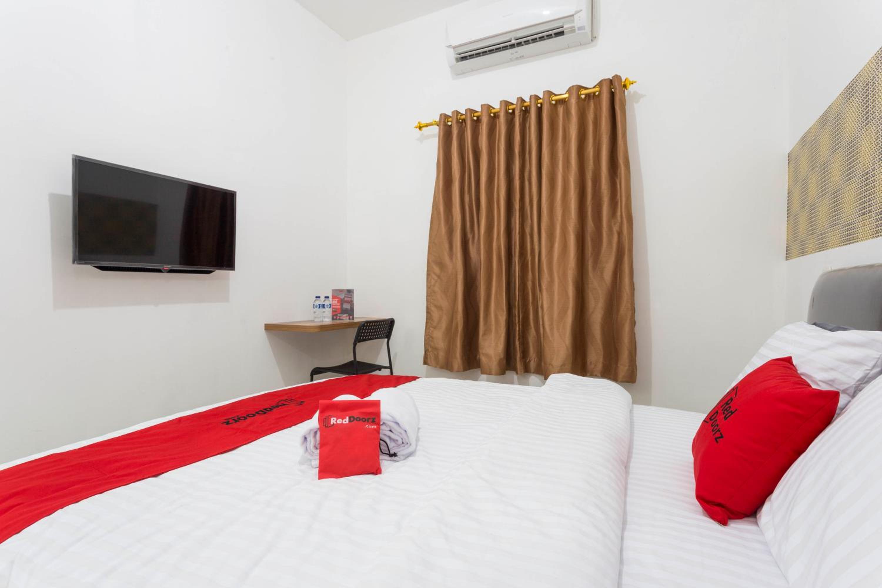 RedDoorz Double Room photo 1