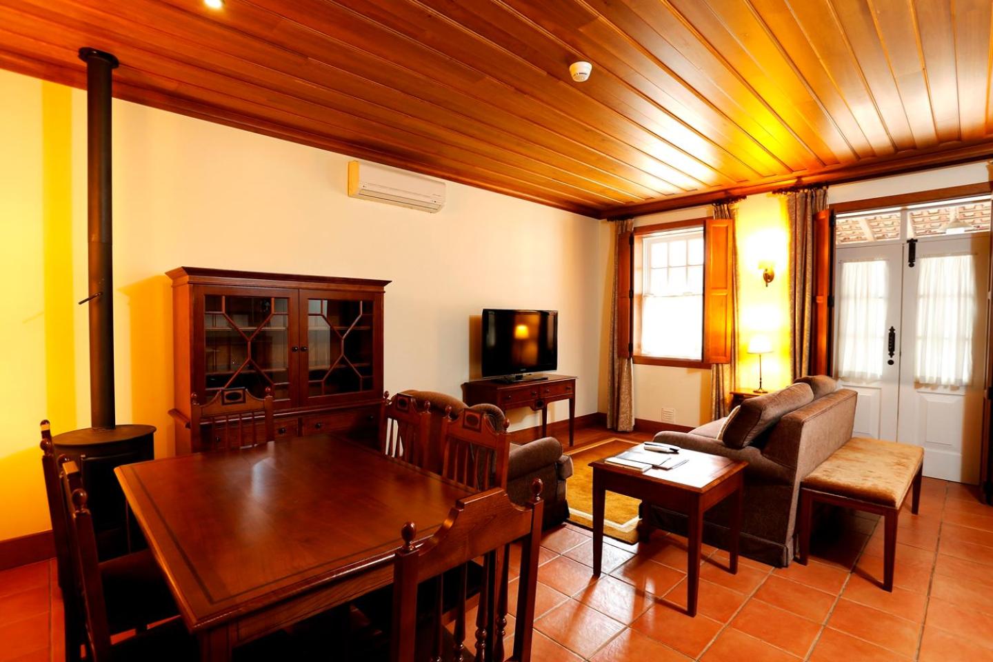 One-Bedroom Apartment - Photo 2