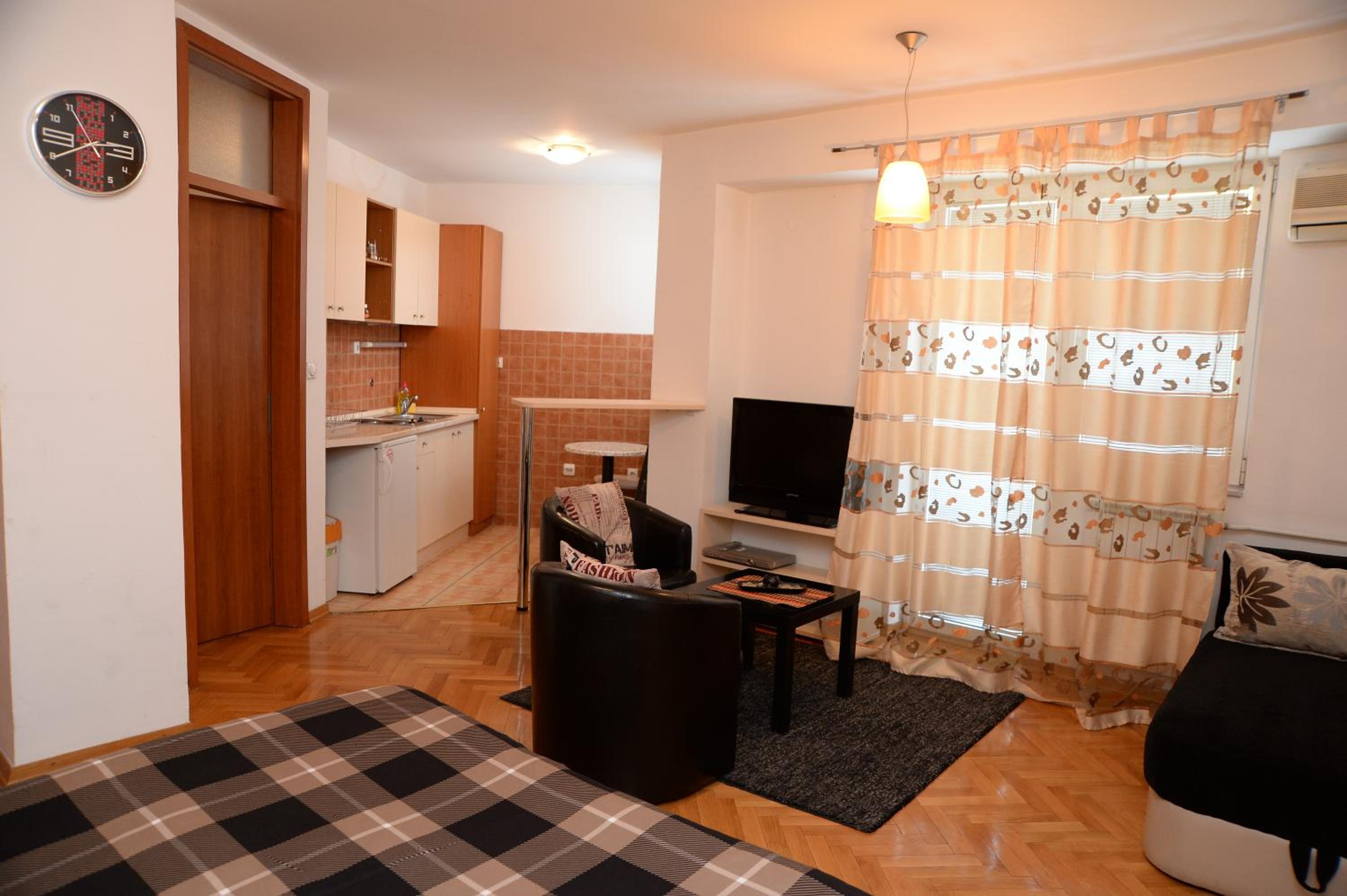 Studio Apartment - Photo 23