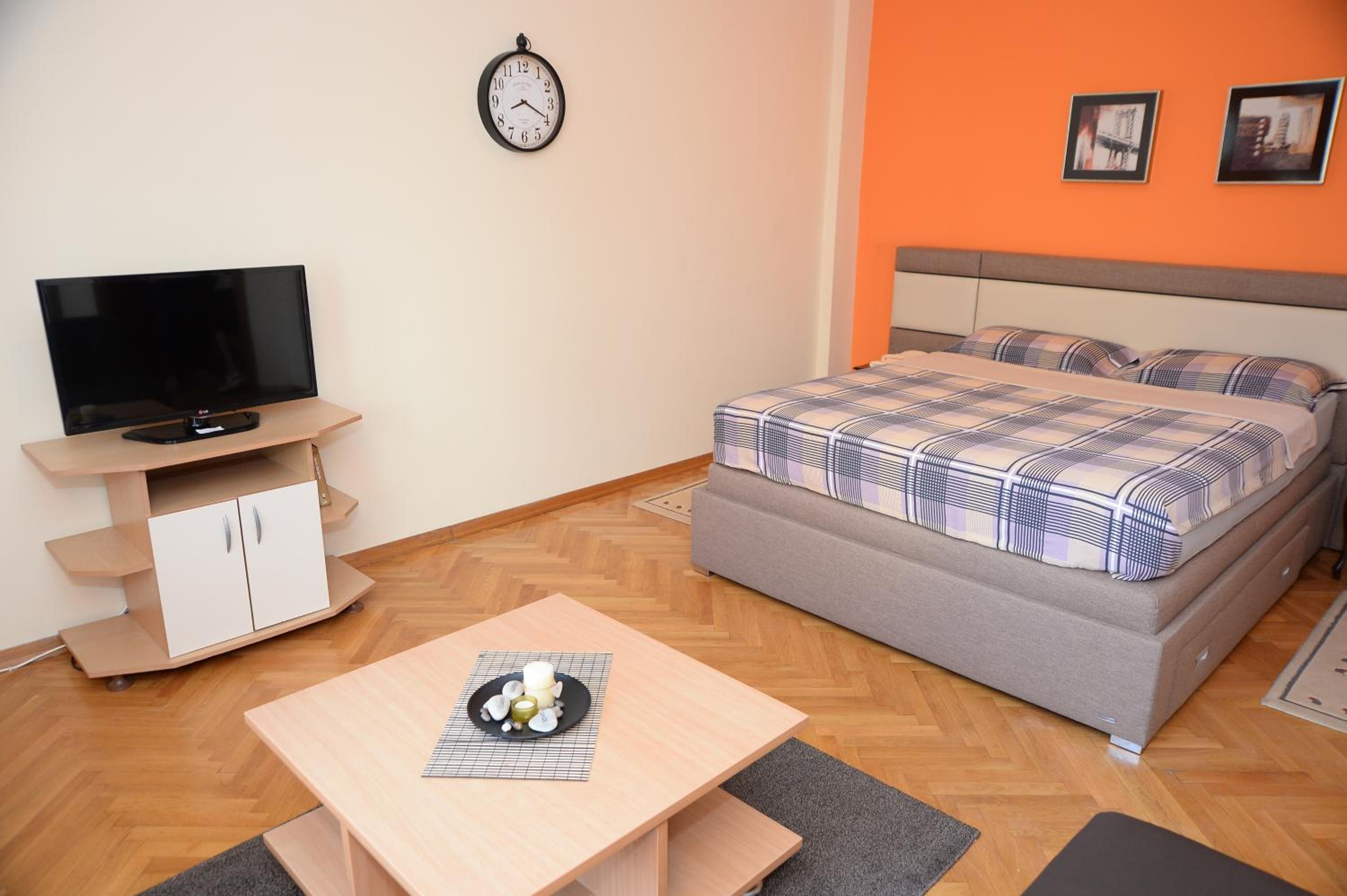 Studio Apartment - Photo 25