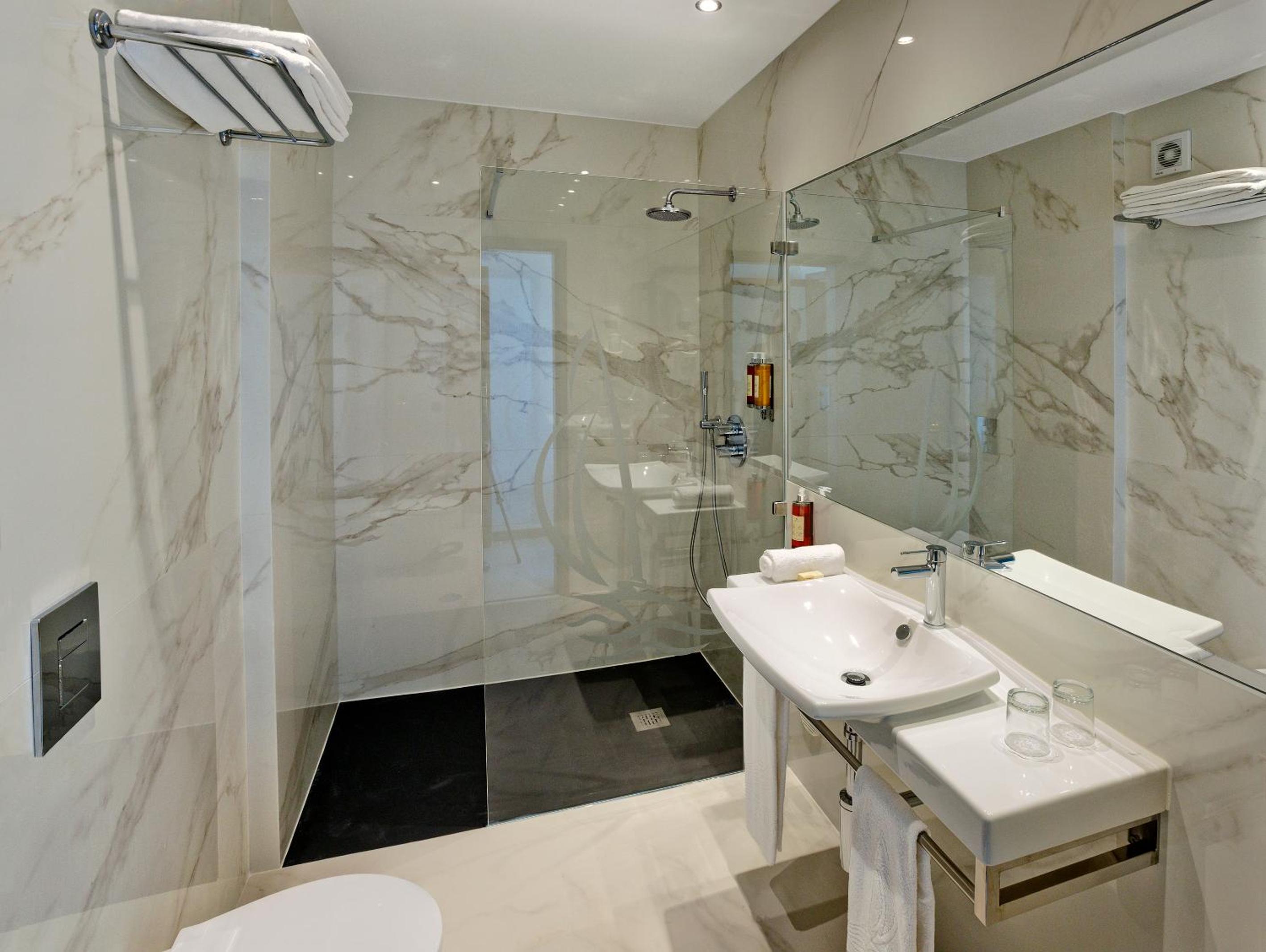 Superior Twin Room with Sea View - Photo 4