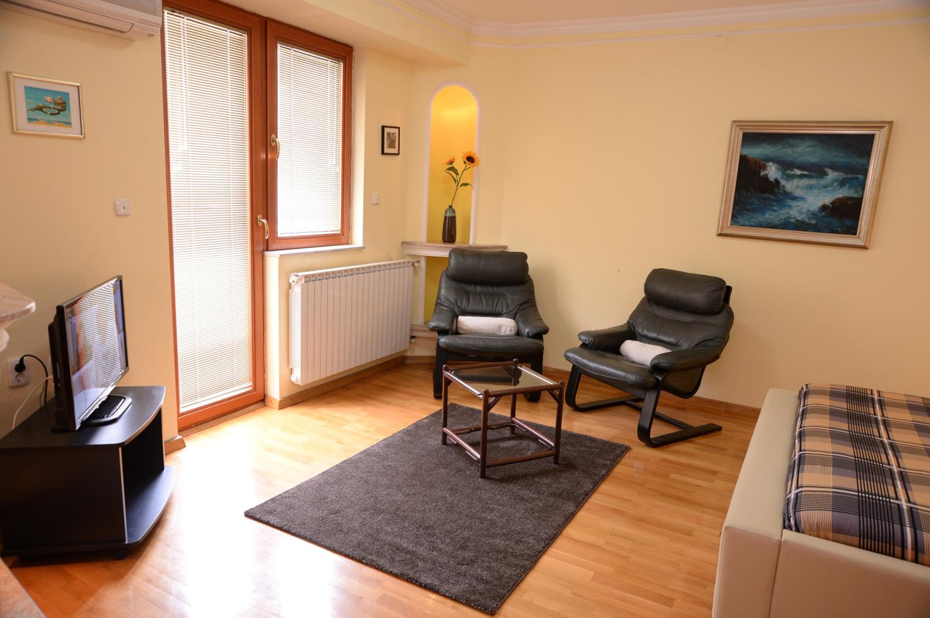 Studio Apartment - Photo 28