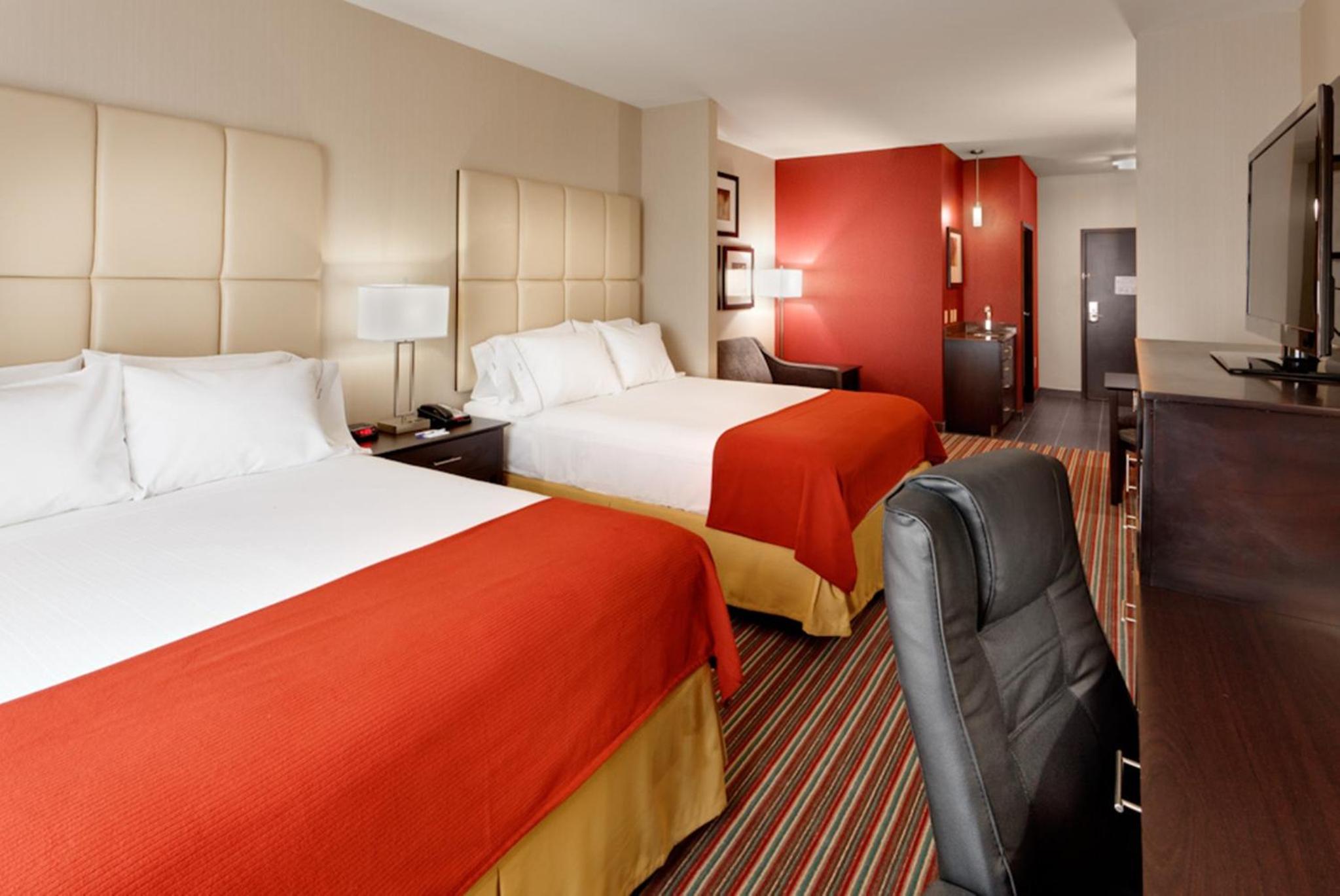 Queen Suite with Two Queen Beds and Sofa Bed - Photo 1