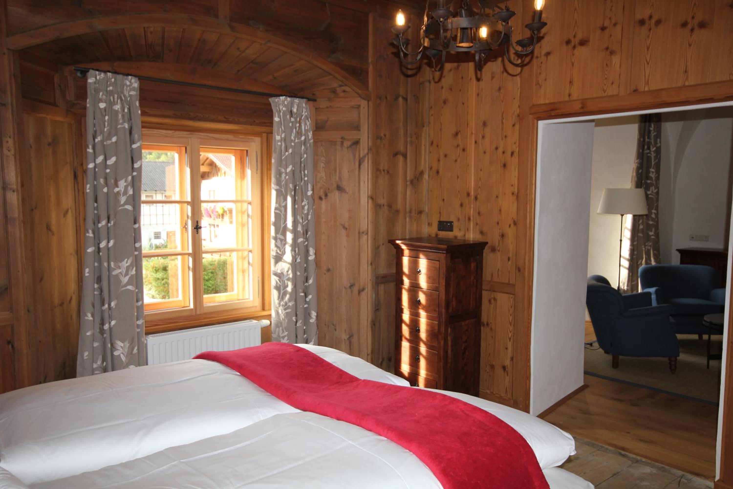 Deluxe Double Room with Bath - Photo 5