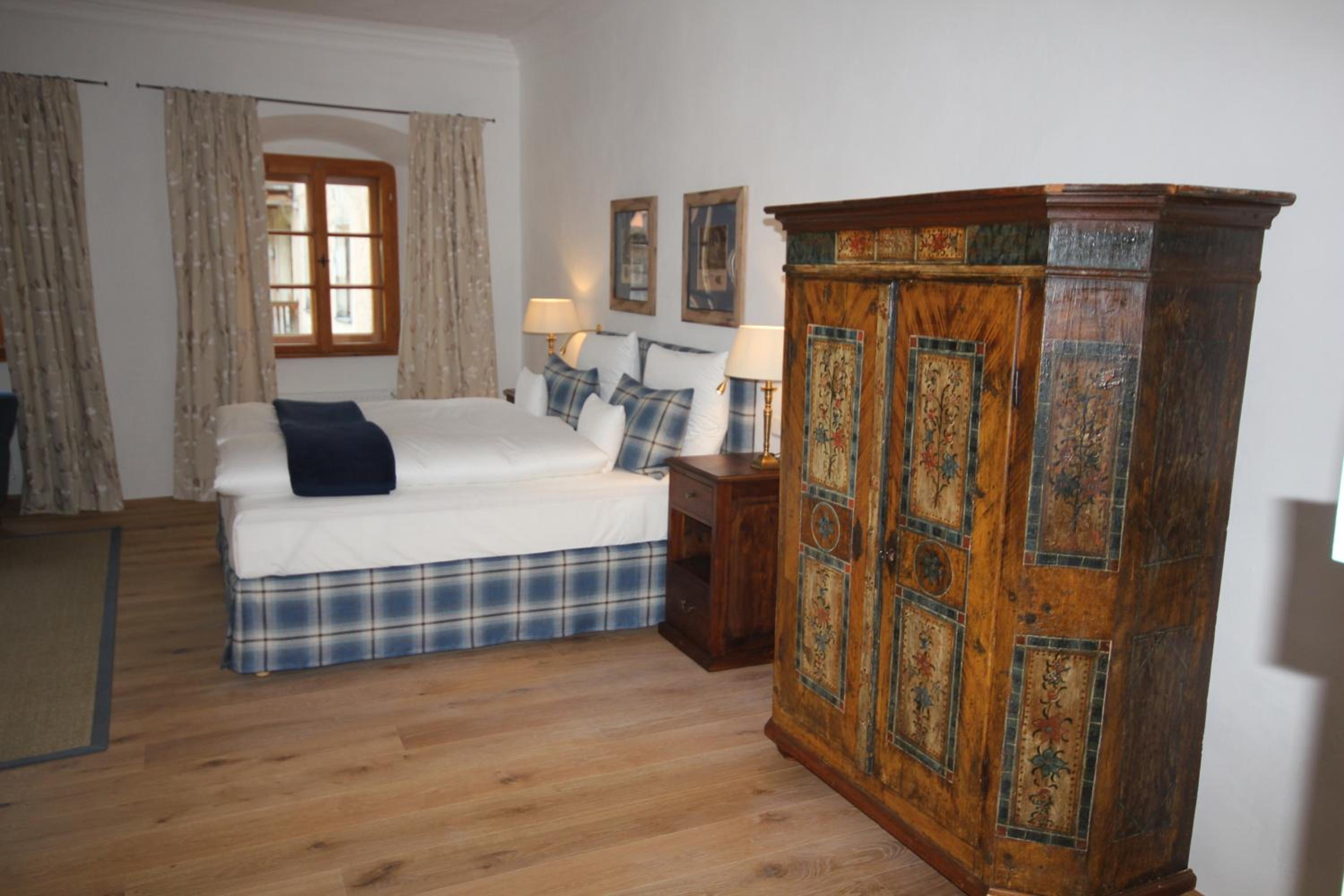 Deluxe Double Room with Bath - Photo 9