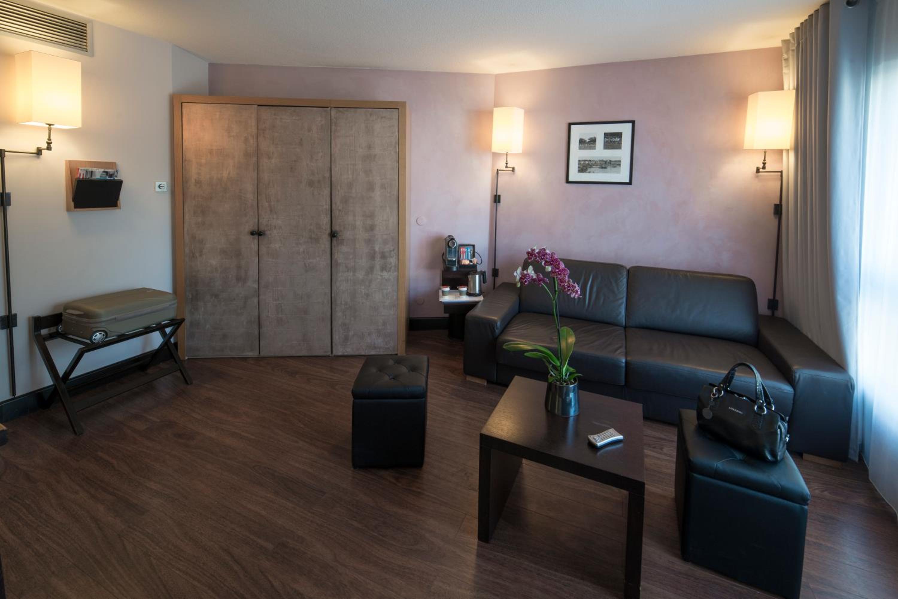 Privilege Suite with 1 Double Bed and Sofa - Â Non Smoking - Photo 3