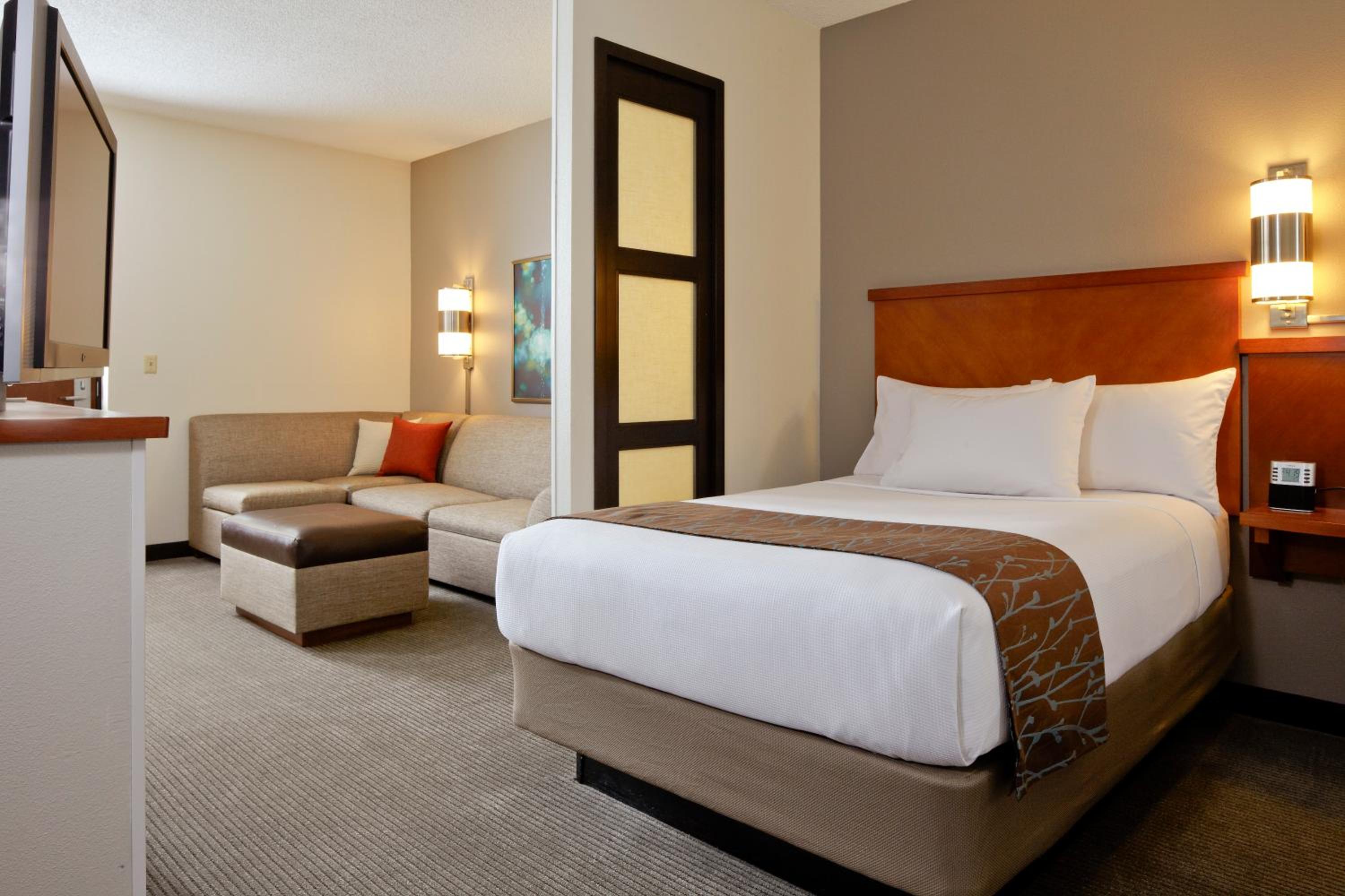 King Room with Sofa Bed - High Floor - Photo 1