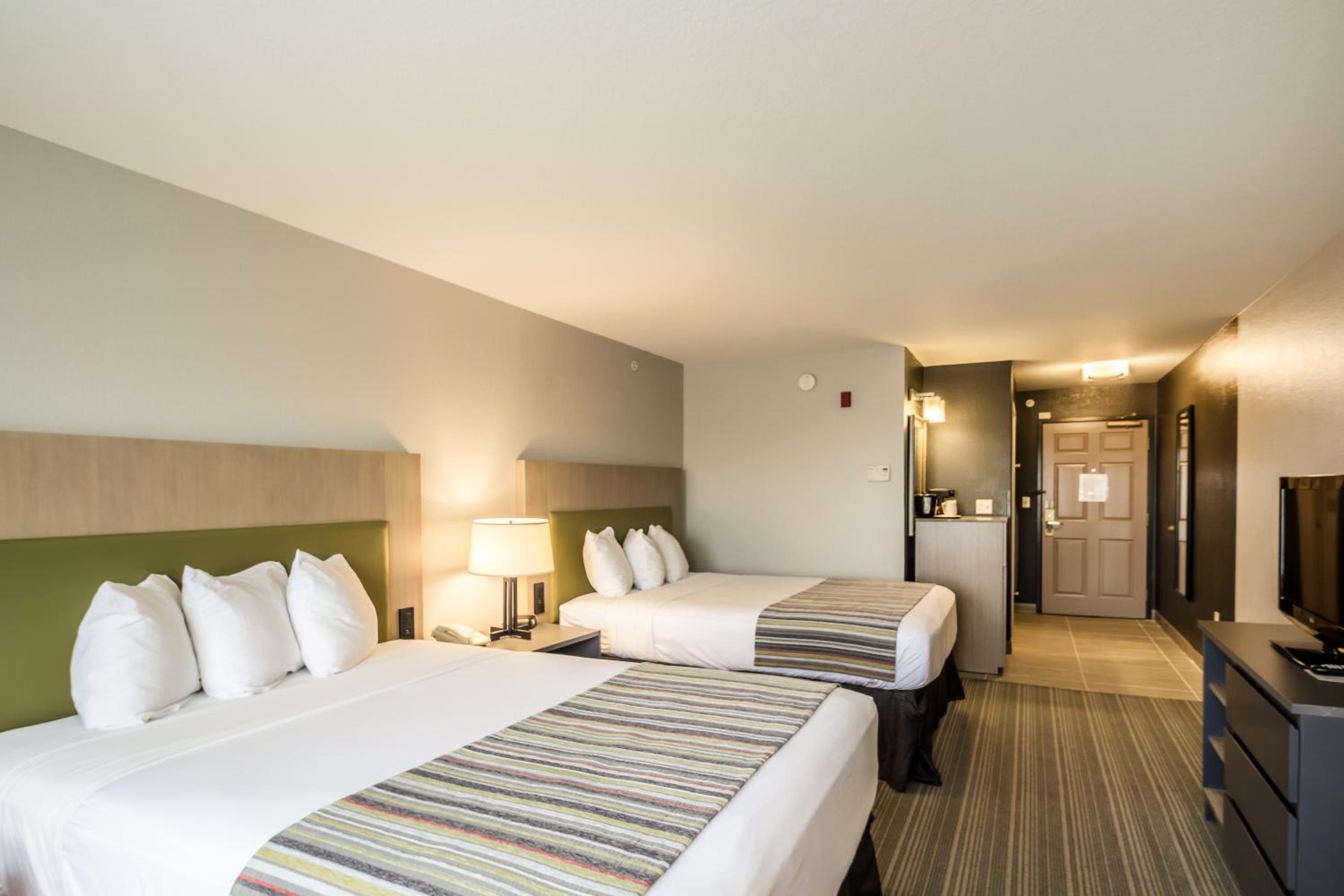 Queen Room with Two Queen Beds - Photo 2