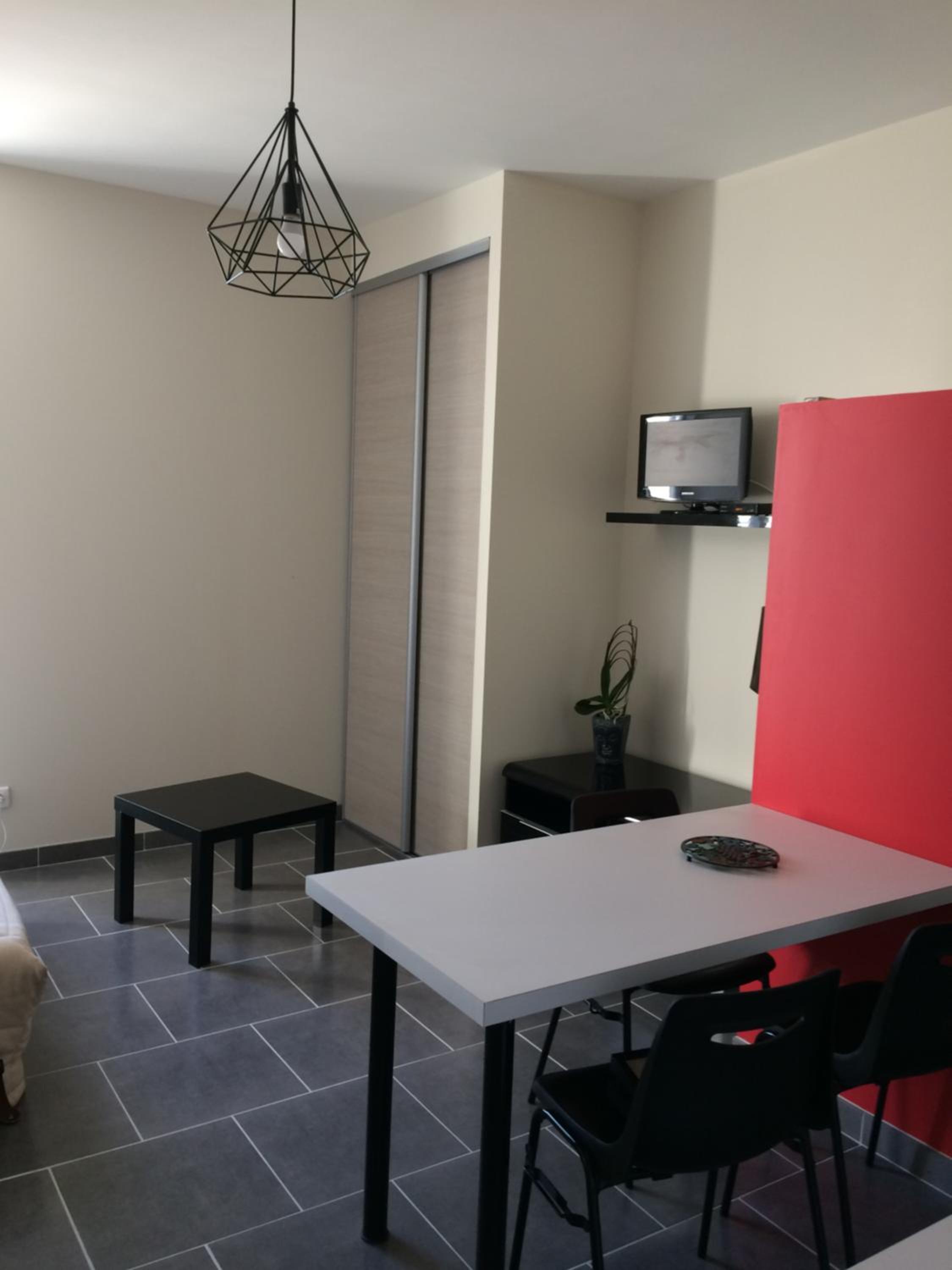One-Bedroom Apartment - Photo 7