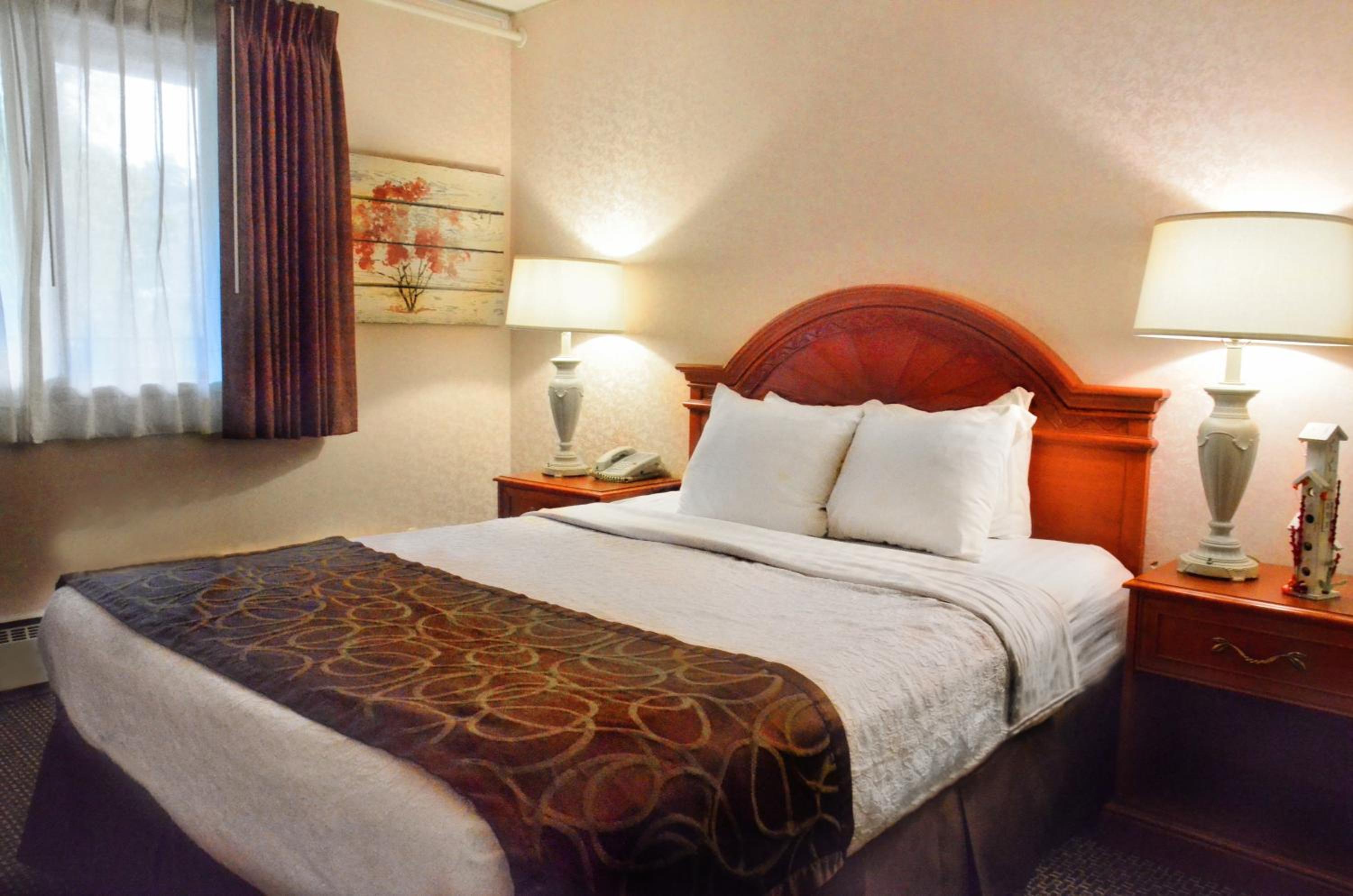One-Bedroom Queen Suite- Non-Smoking - Photo 2