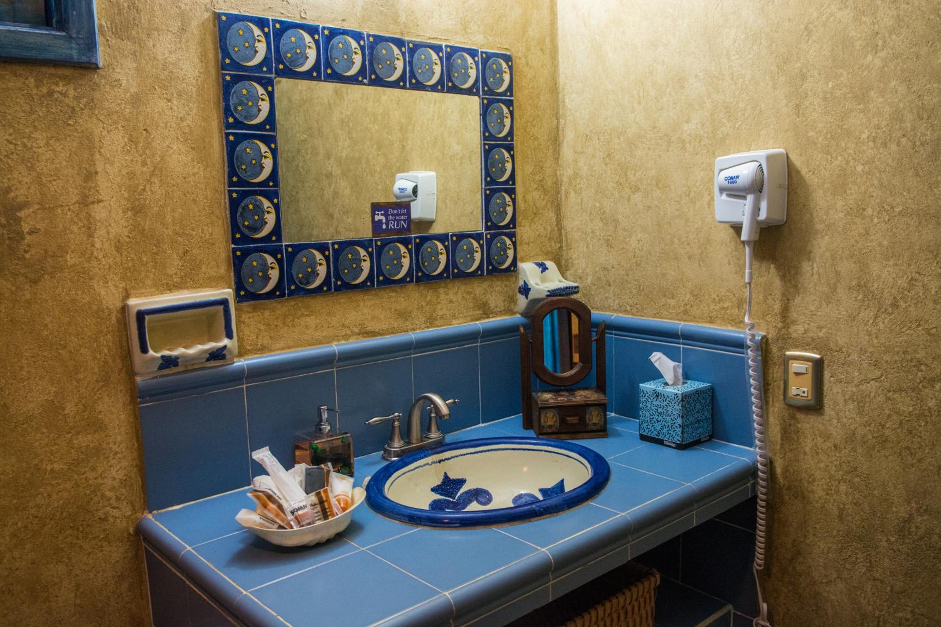 Deluxe King Room - Photo 8