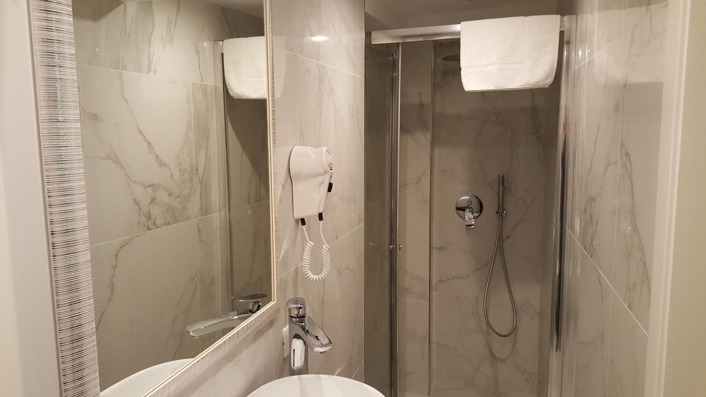 Single Room with Bathroom photo 2