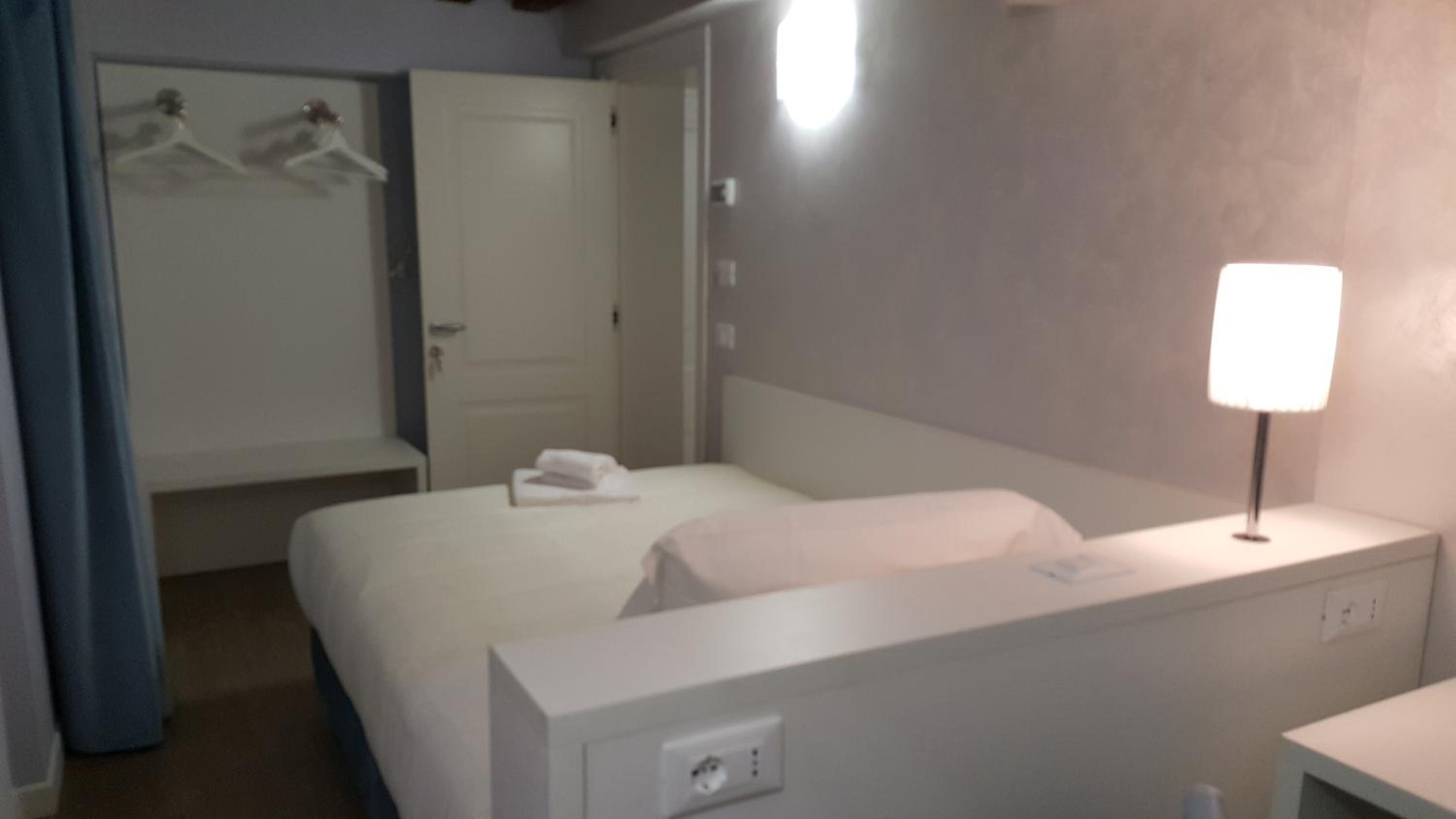 Single Room with Bathroom photo 1