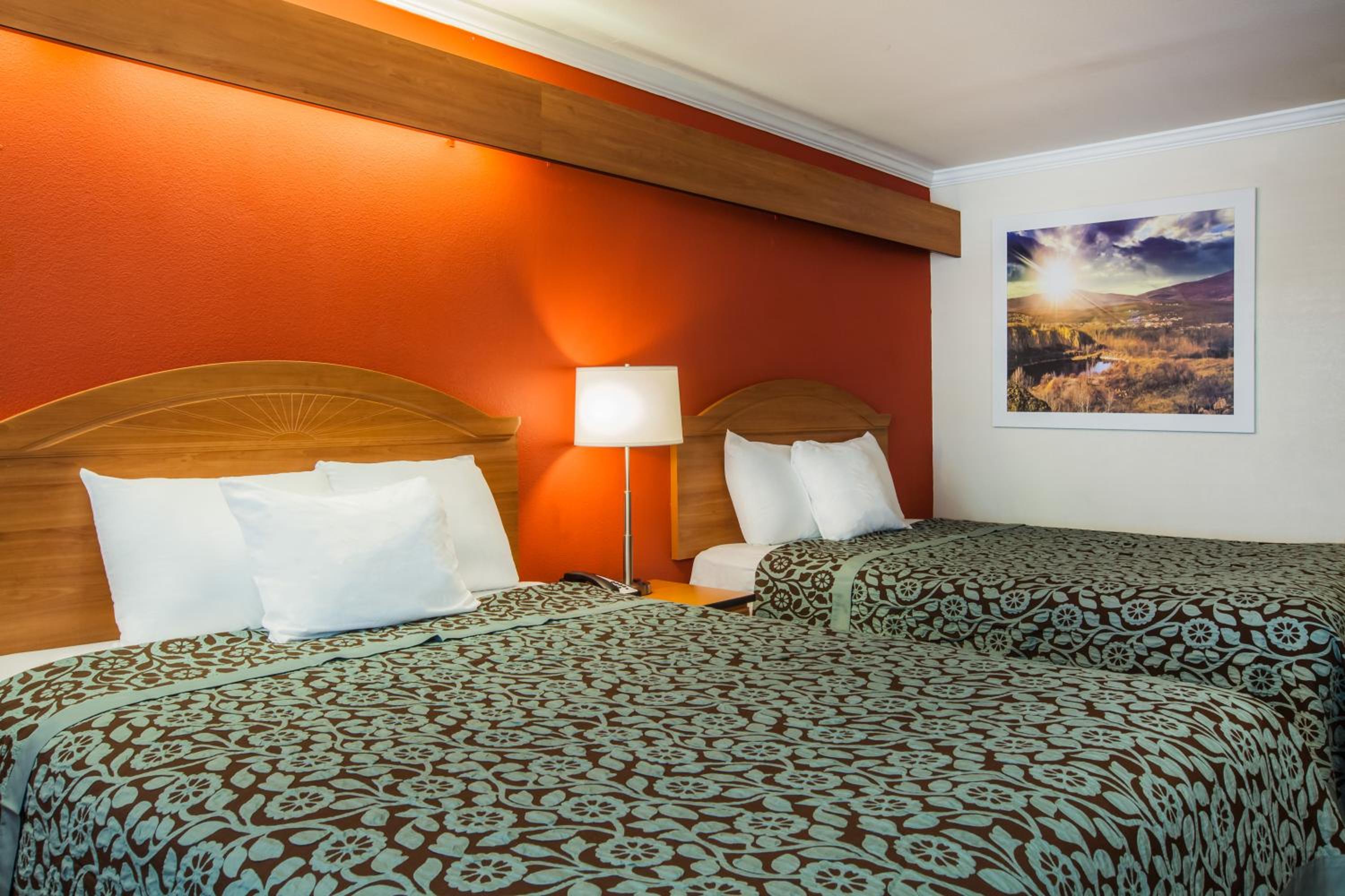 Queen Room with Two Queen Beds - Non-Smoking - Photo 1