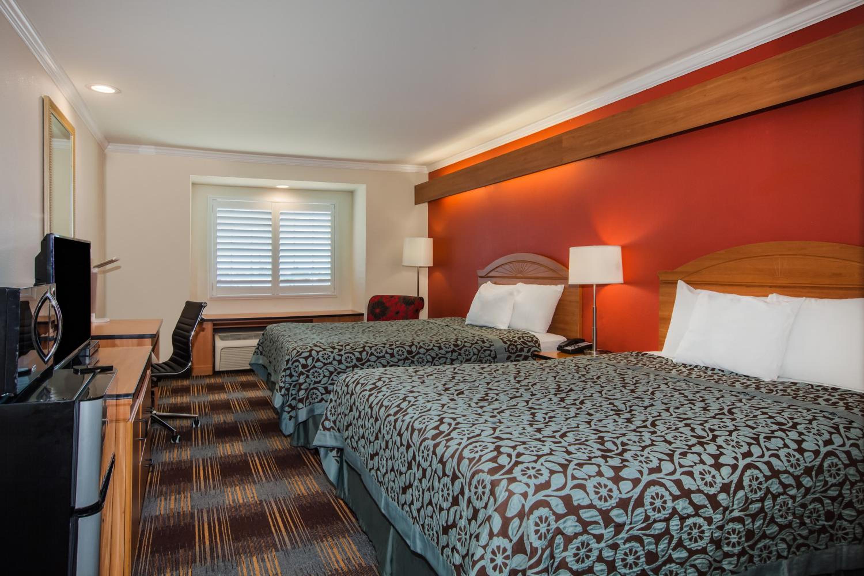 Queen Room with Two Queen Beds - Non-Smoking - Photo 2