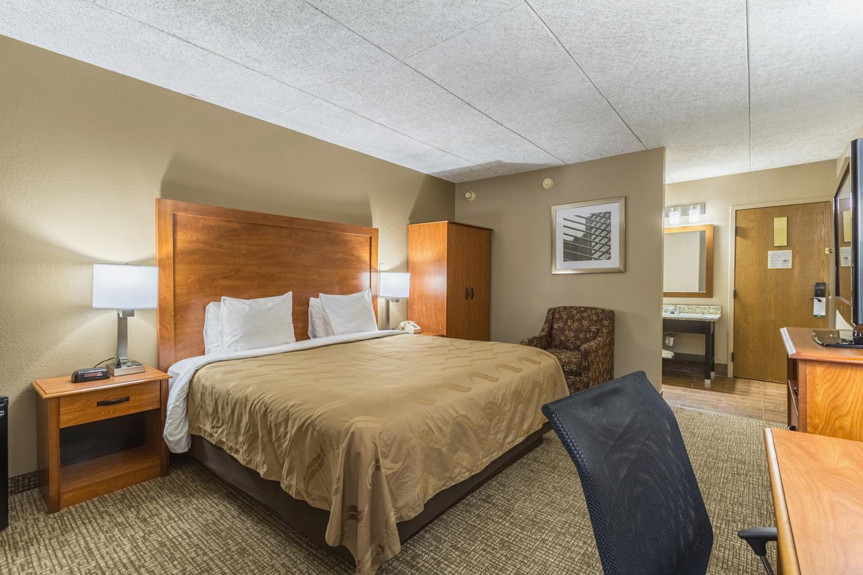 Standard King Room - Photo 8