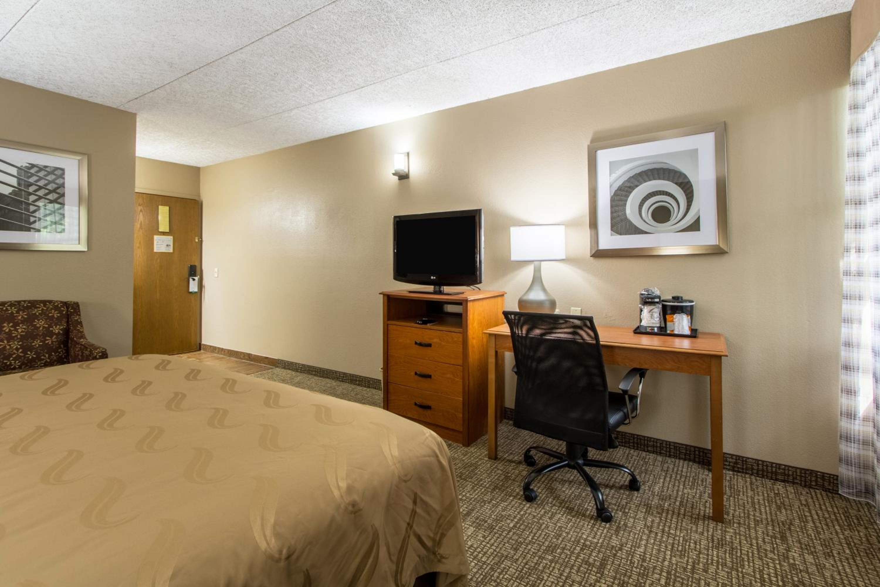 Standard King Room - Photo 7