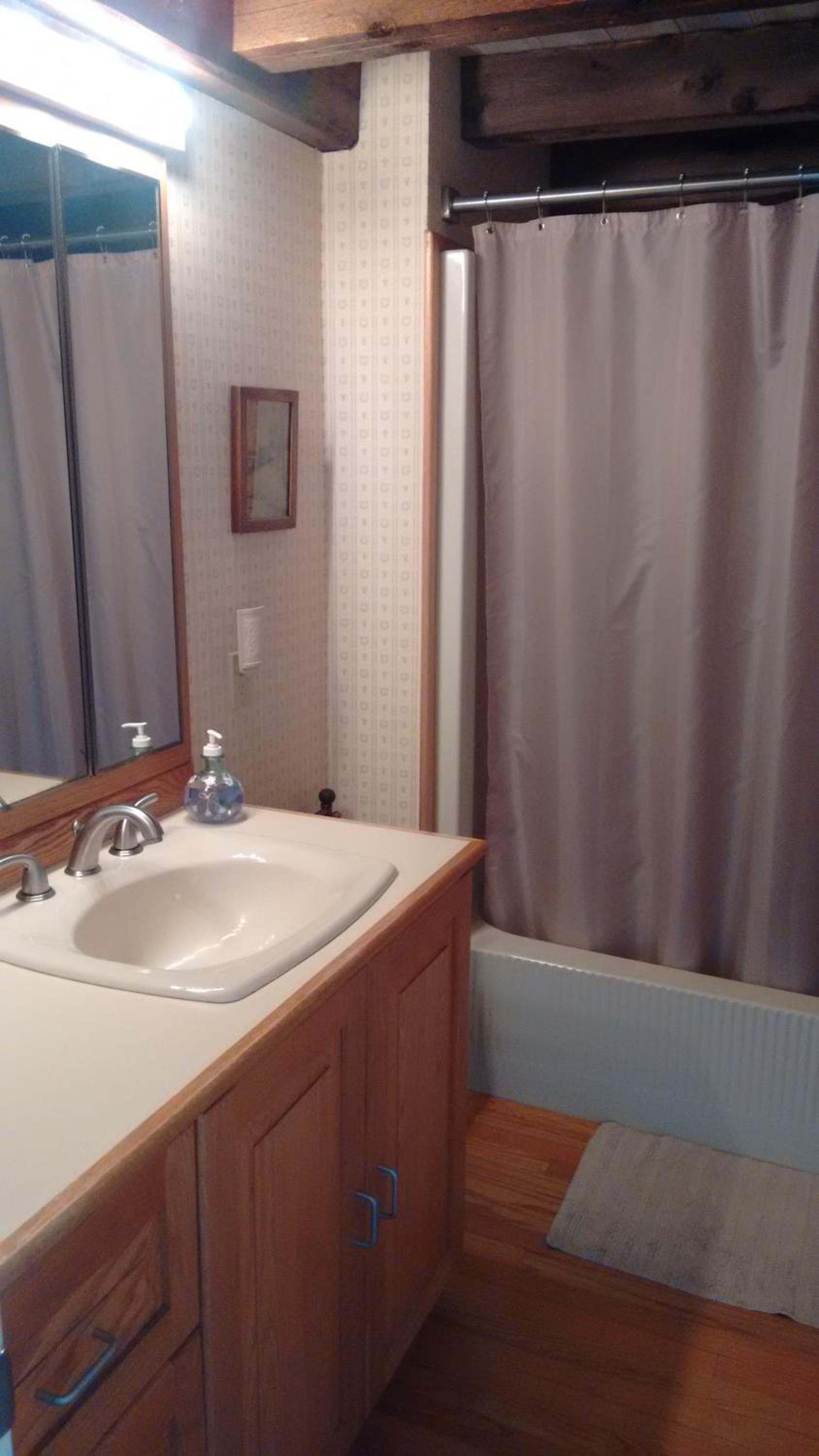 Queen Room with Shared Bathroom photo 2