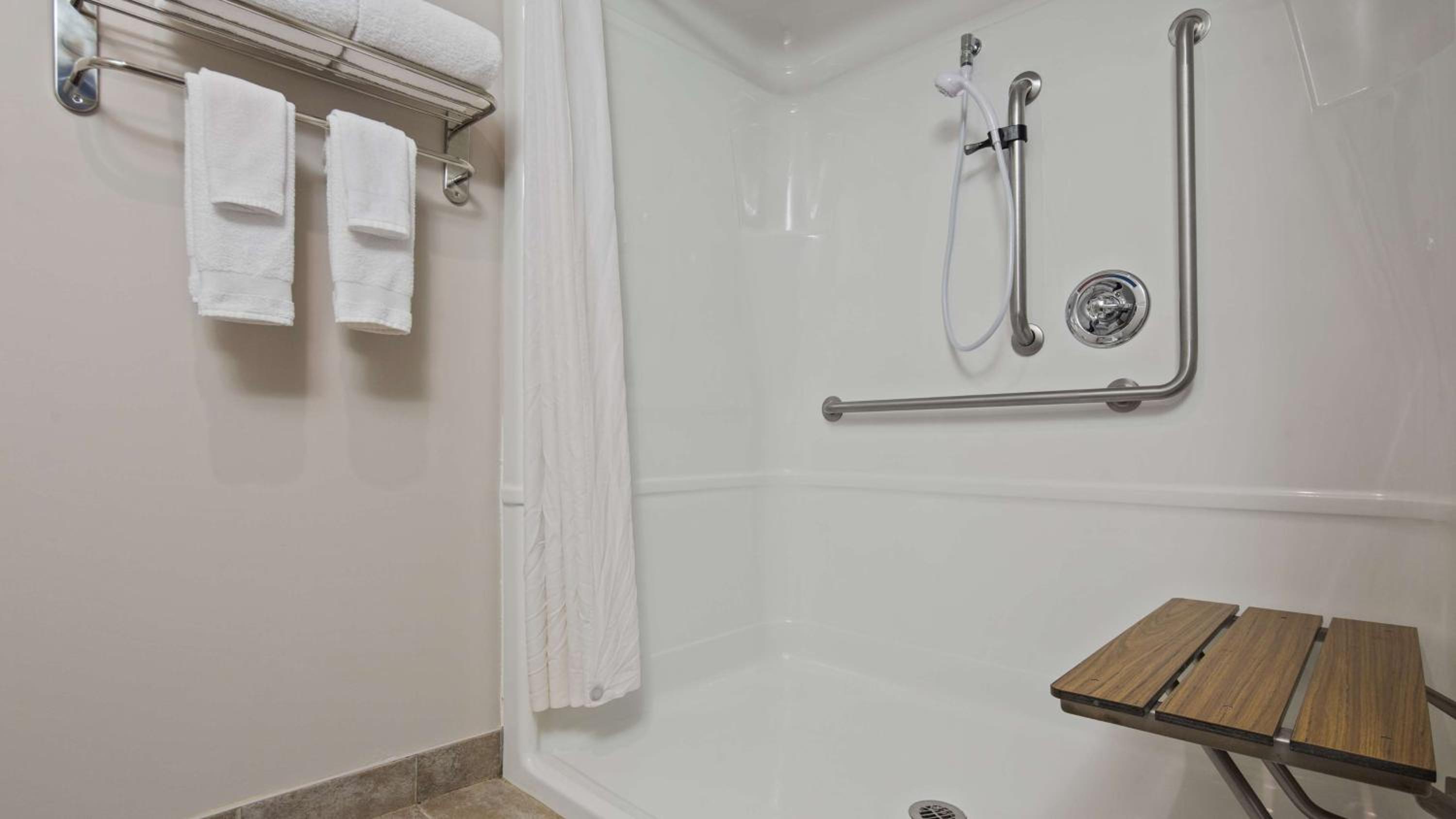 Double Room with Roll-in Shower and Sofa Bed - Disability Access/Non-Smoking photo 3