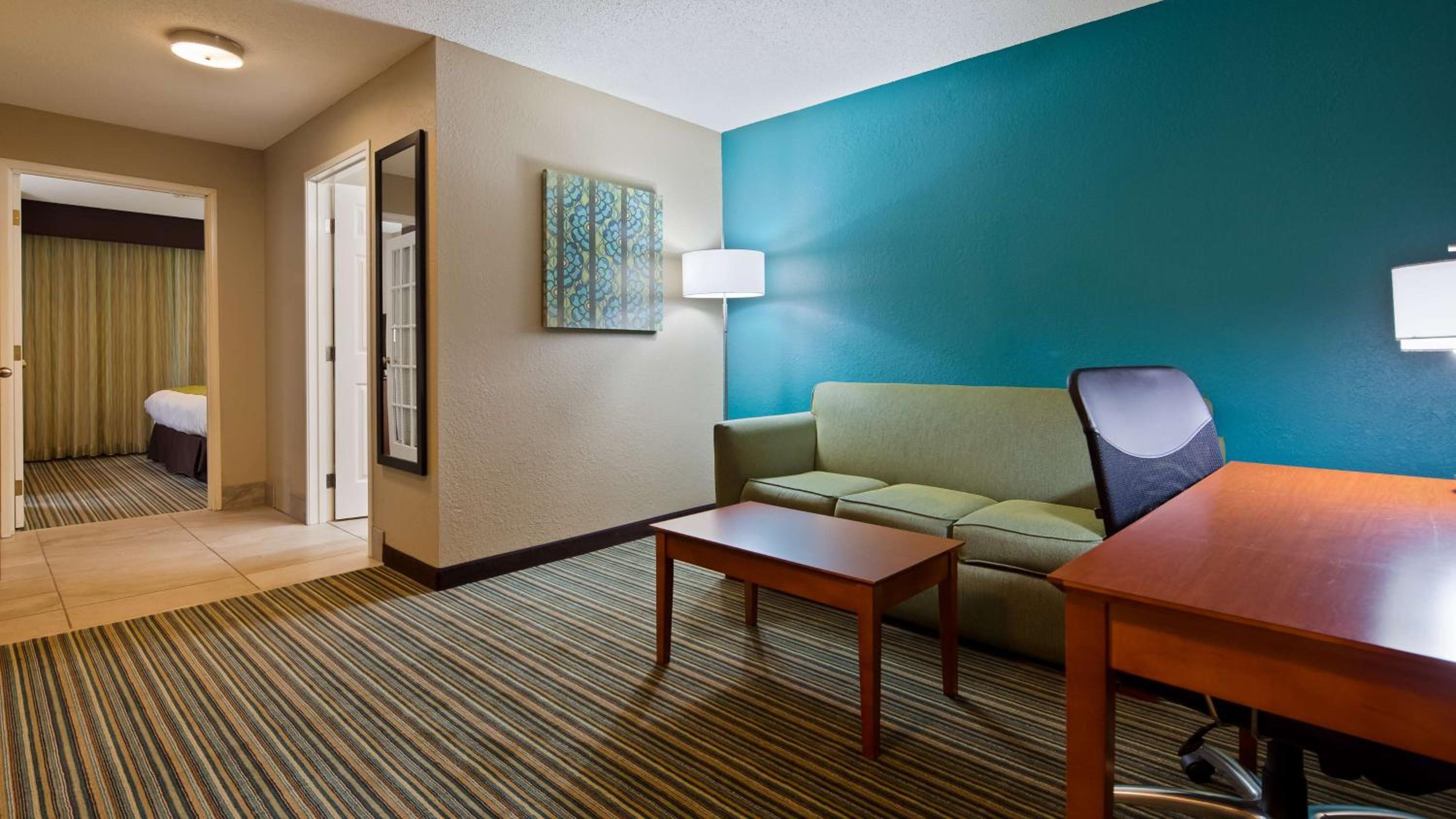 King Suite with Sofa Bed - Non-Smoking photo 3