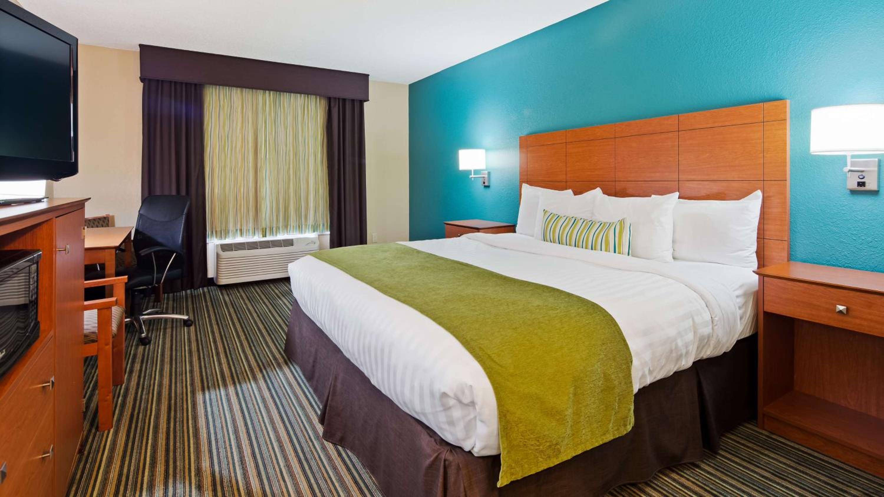 King Room with Walk-In Shower - Mobility Access photo 3