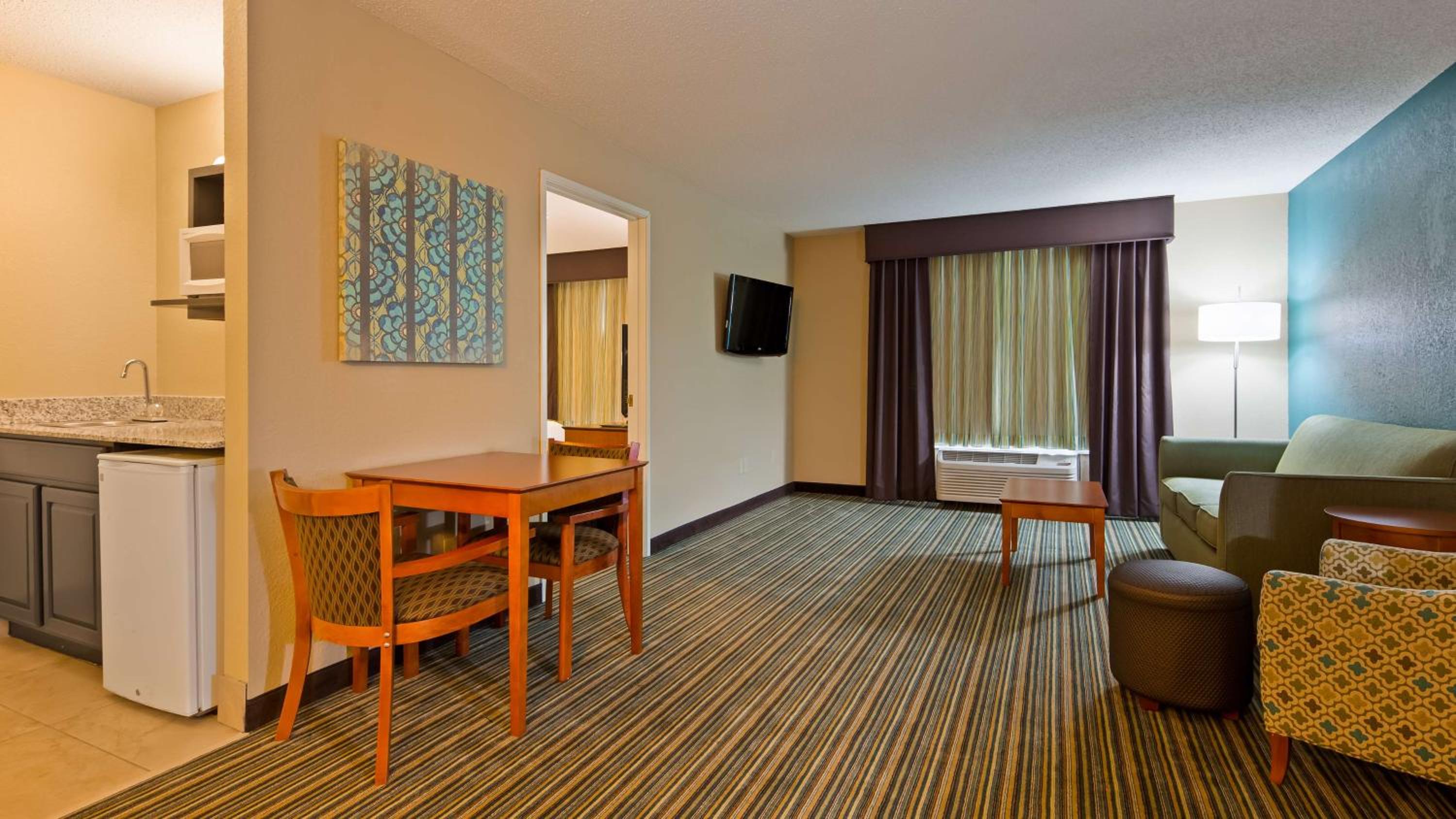 King Suite with Wet Bar photo 3