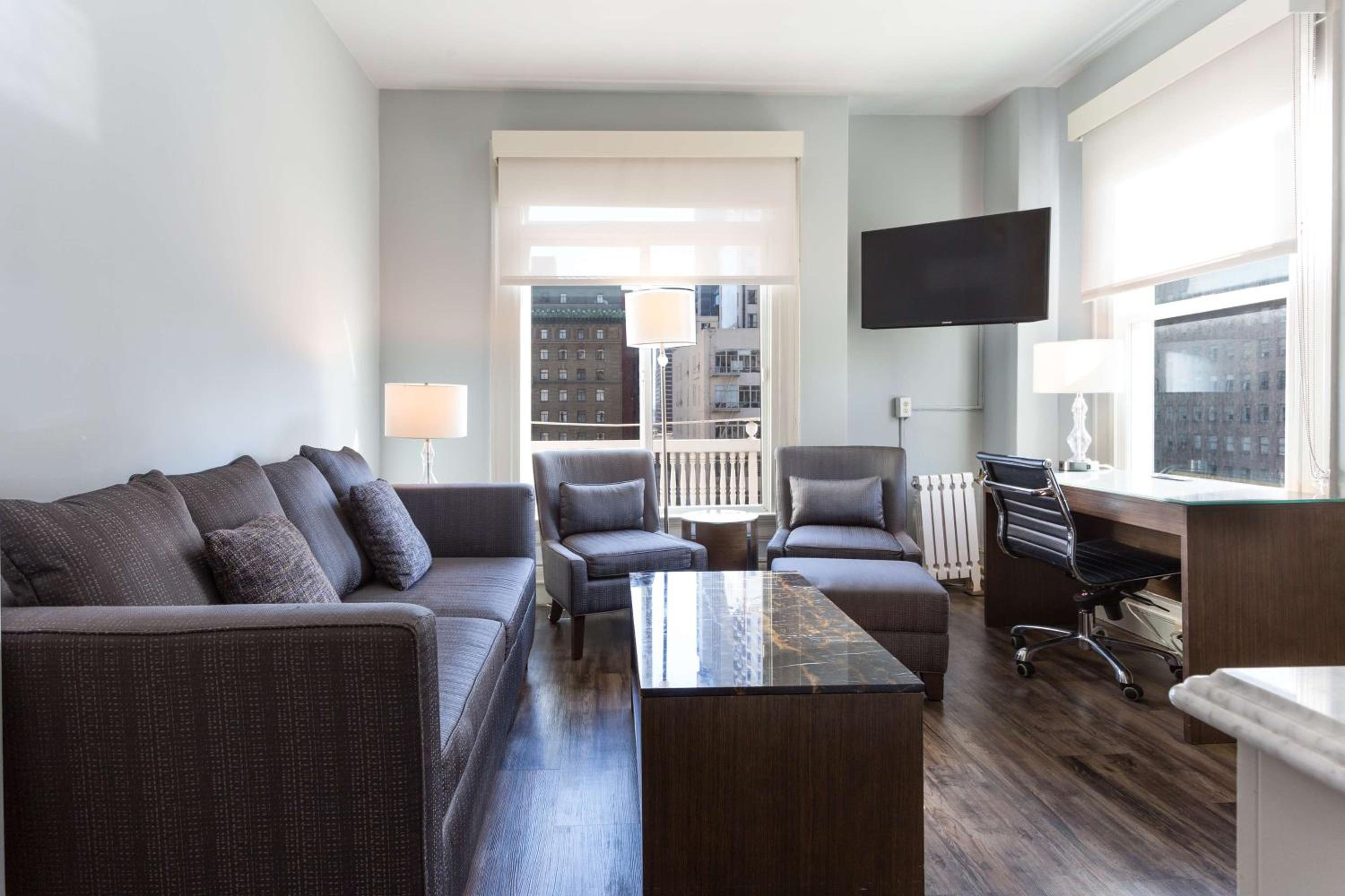King Suite with Sofa Bed - Non-Smoking - Photo 3