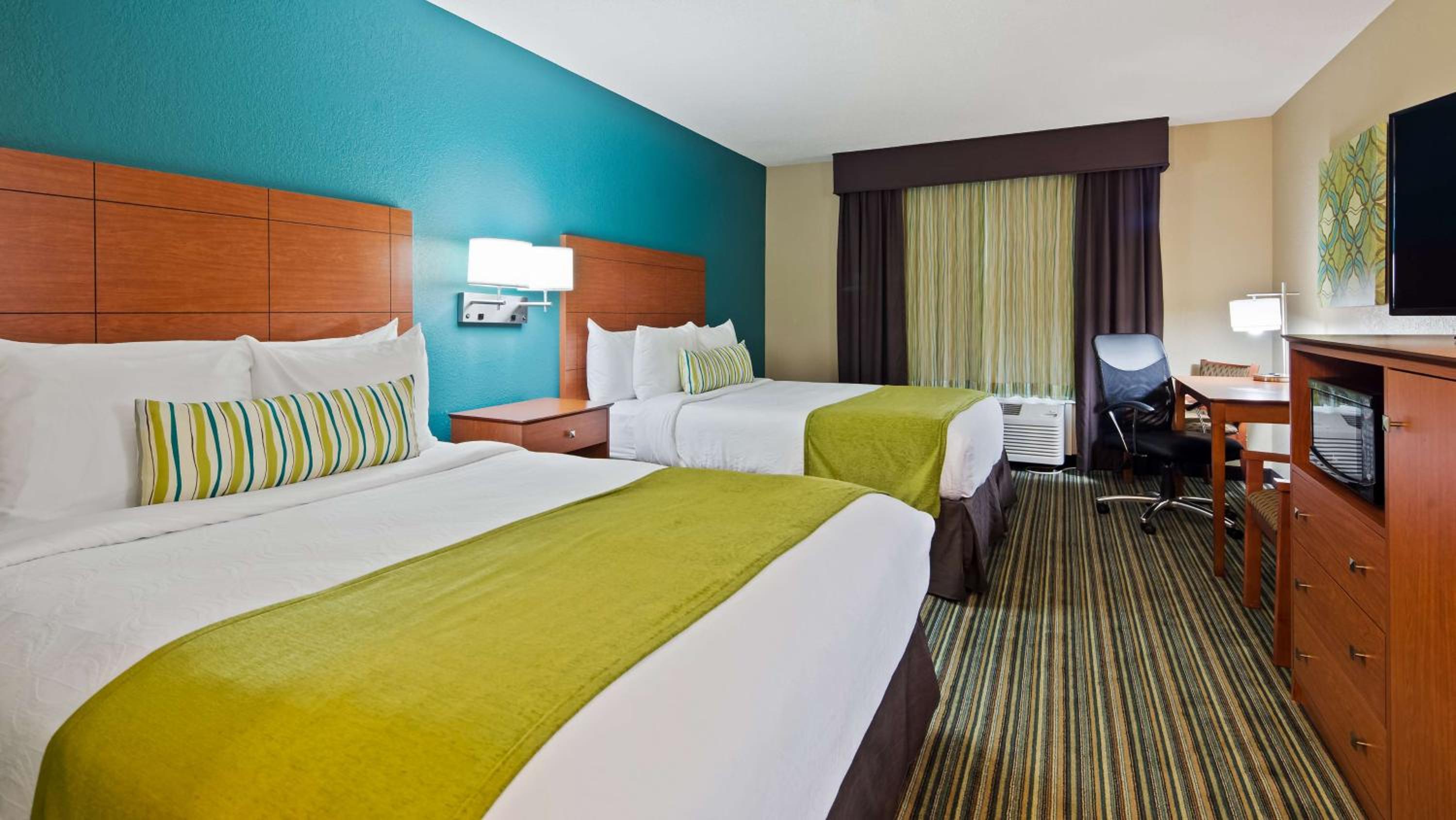 Queen Room with Two Queen Beds and Bath Tub - Disability Access/Non-Smoking  photo 3