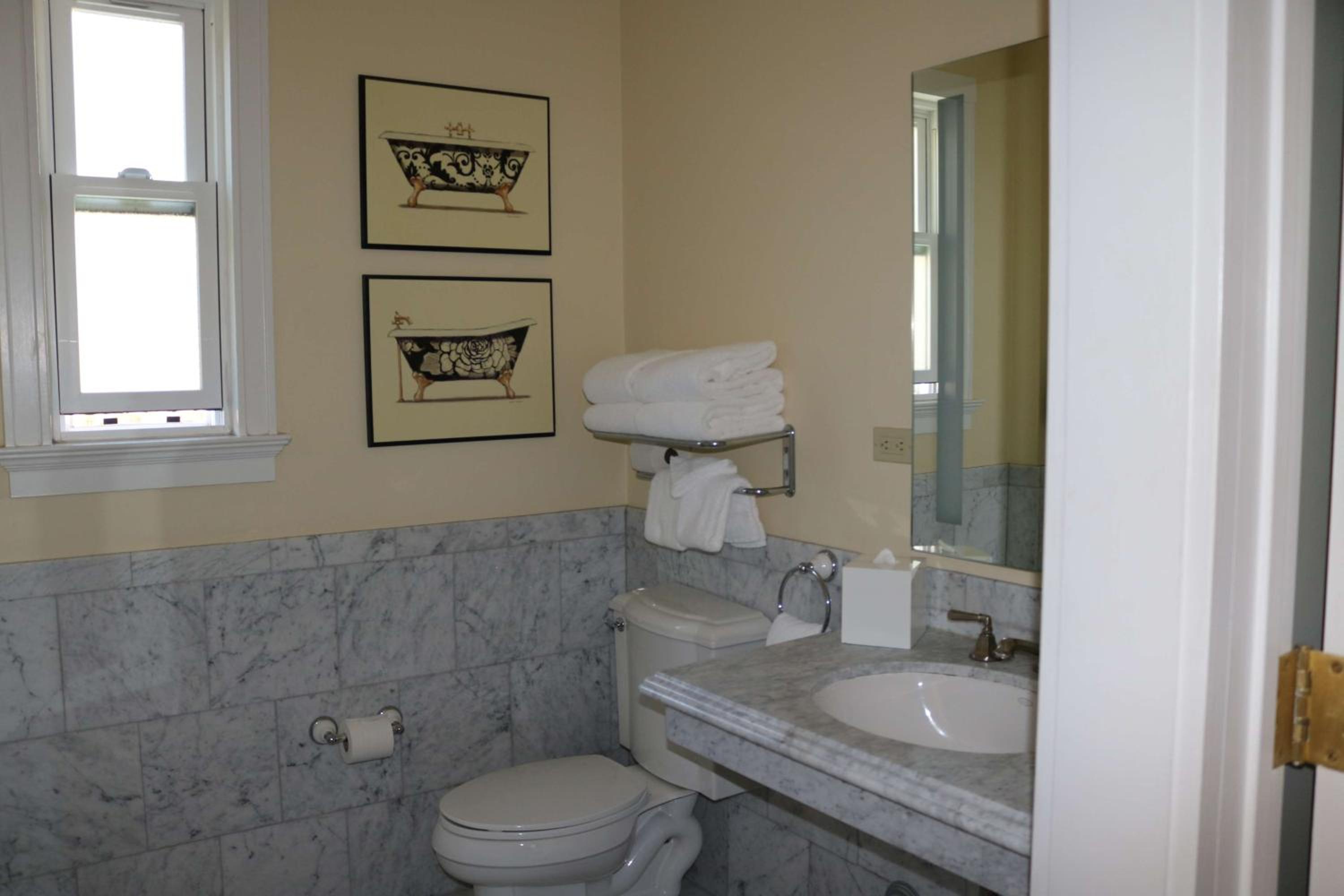 King Suite with Sofa Bed - Non-Smoking - Photo 4