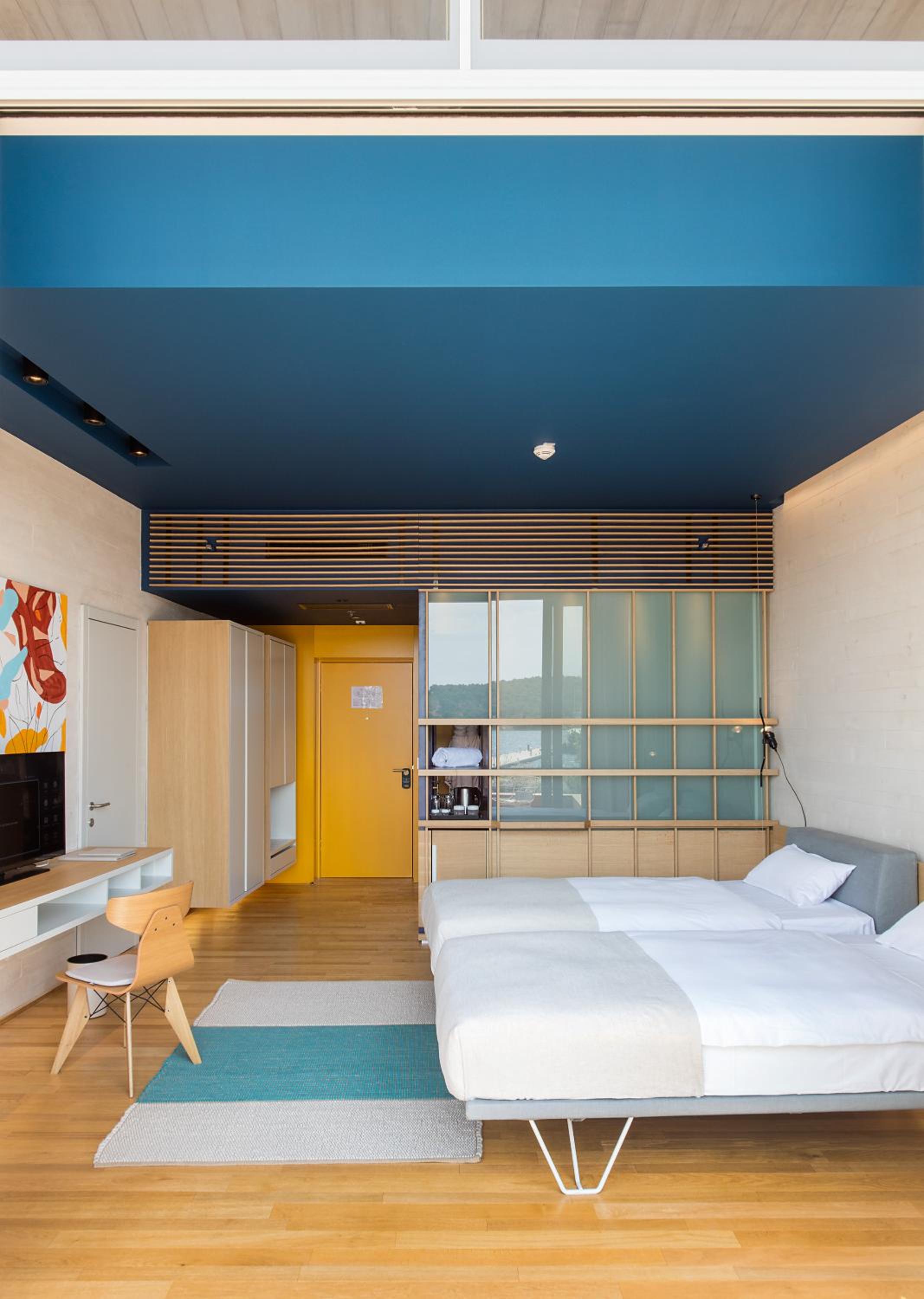 Deluxe Twin Room thumbnail 5