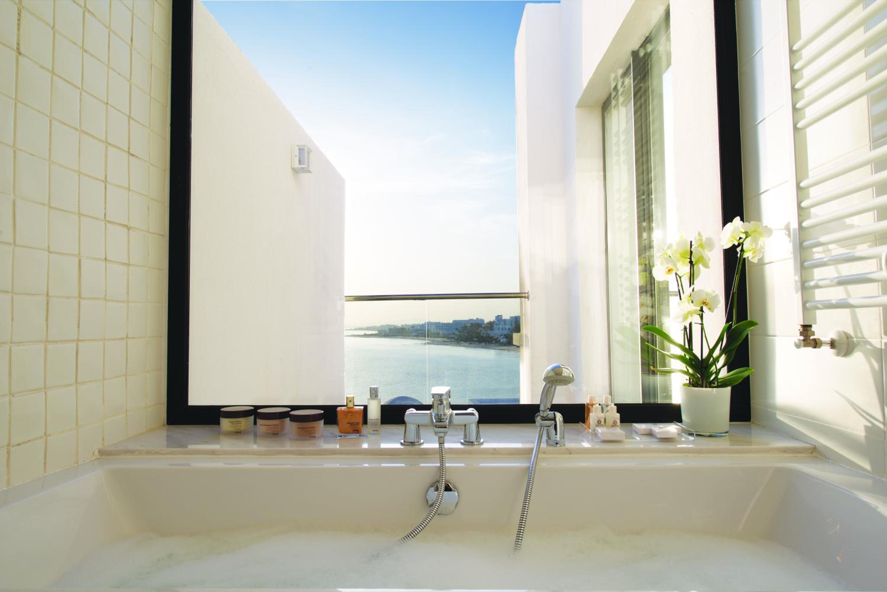 Deluxe Twin or Double Suite with Partial Sea View photo 2