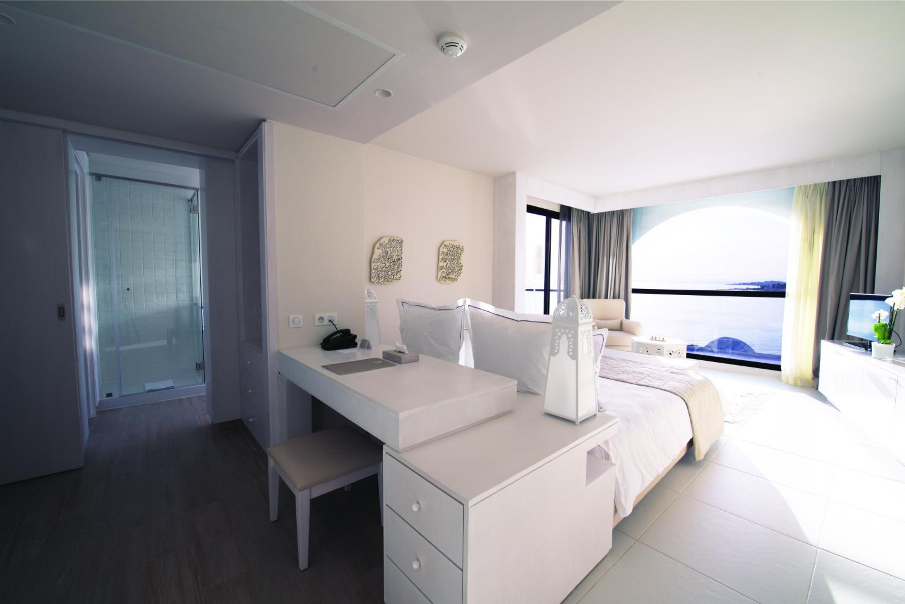 Deluxe Twin or Double Suite with Partial Sea View