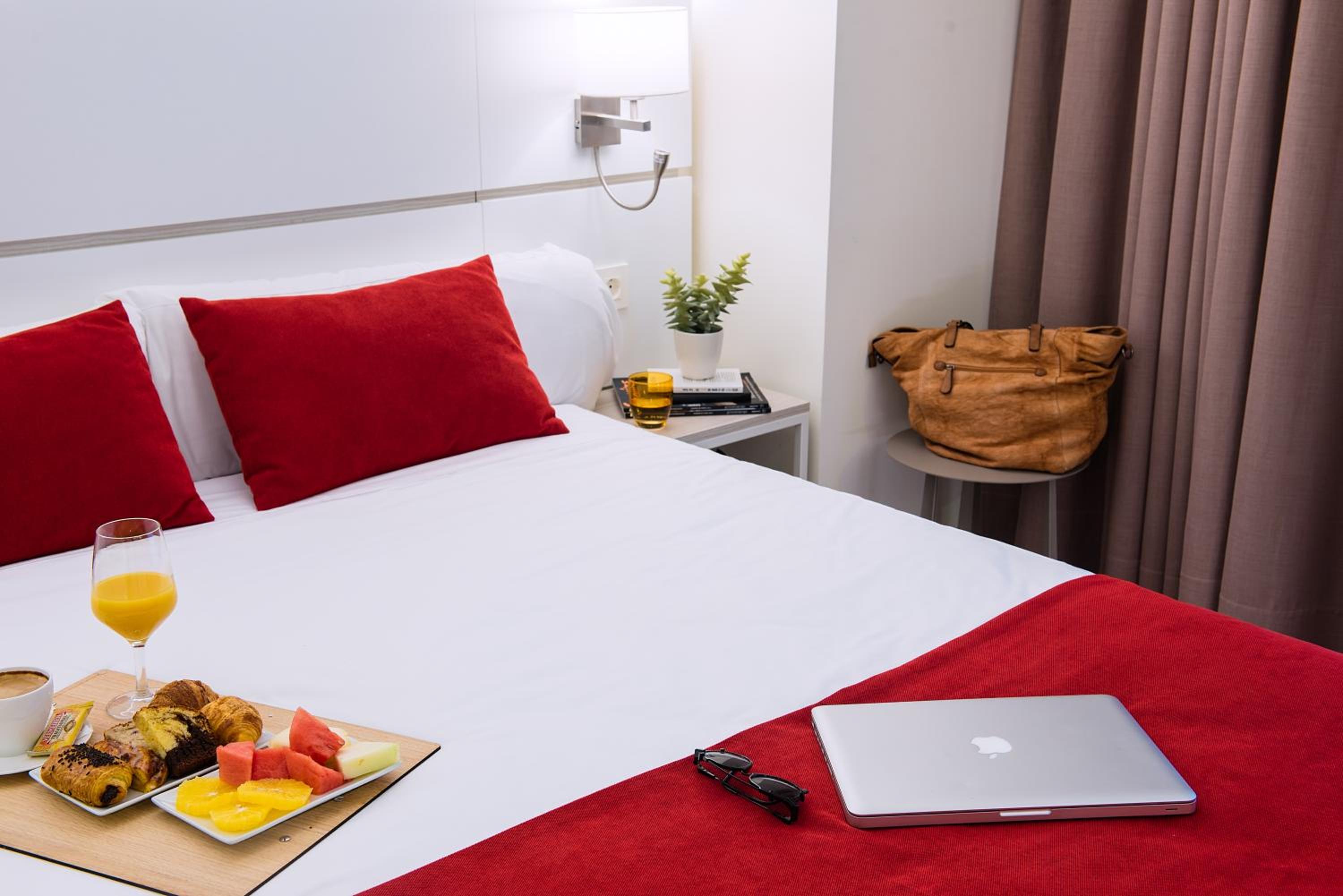 Double or Twin Room with Old Town View - Photo 13