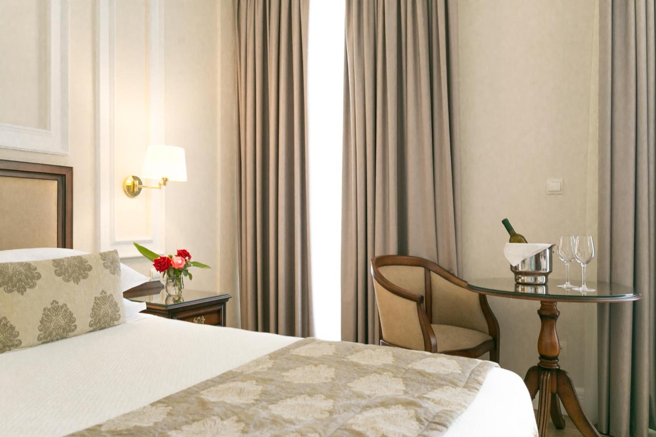 Deluxe Double Room with Sea View - Photo 4