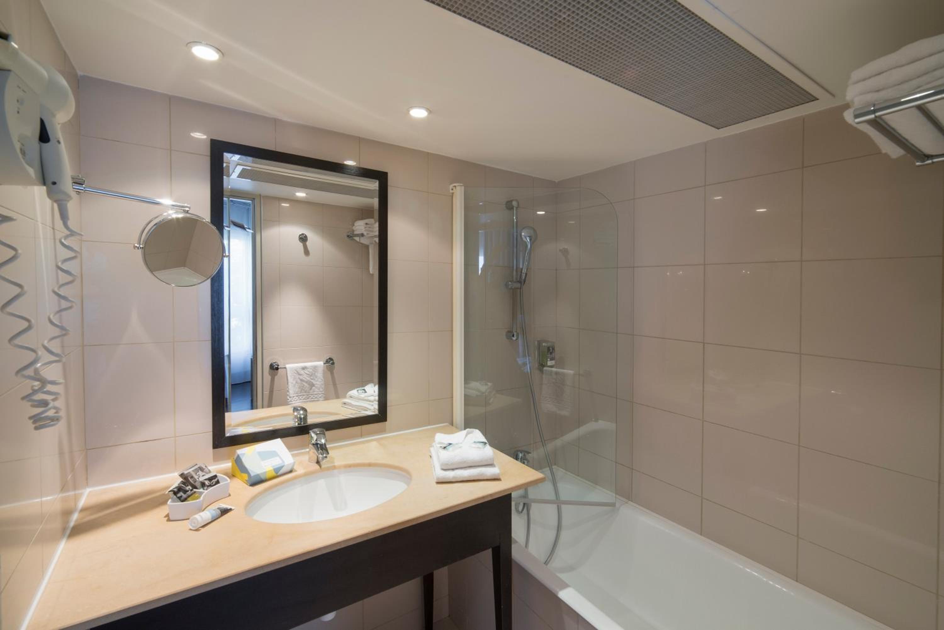 Standard Twin Room - Non-Smoking - Photo 2