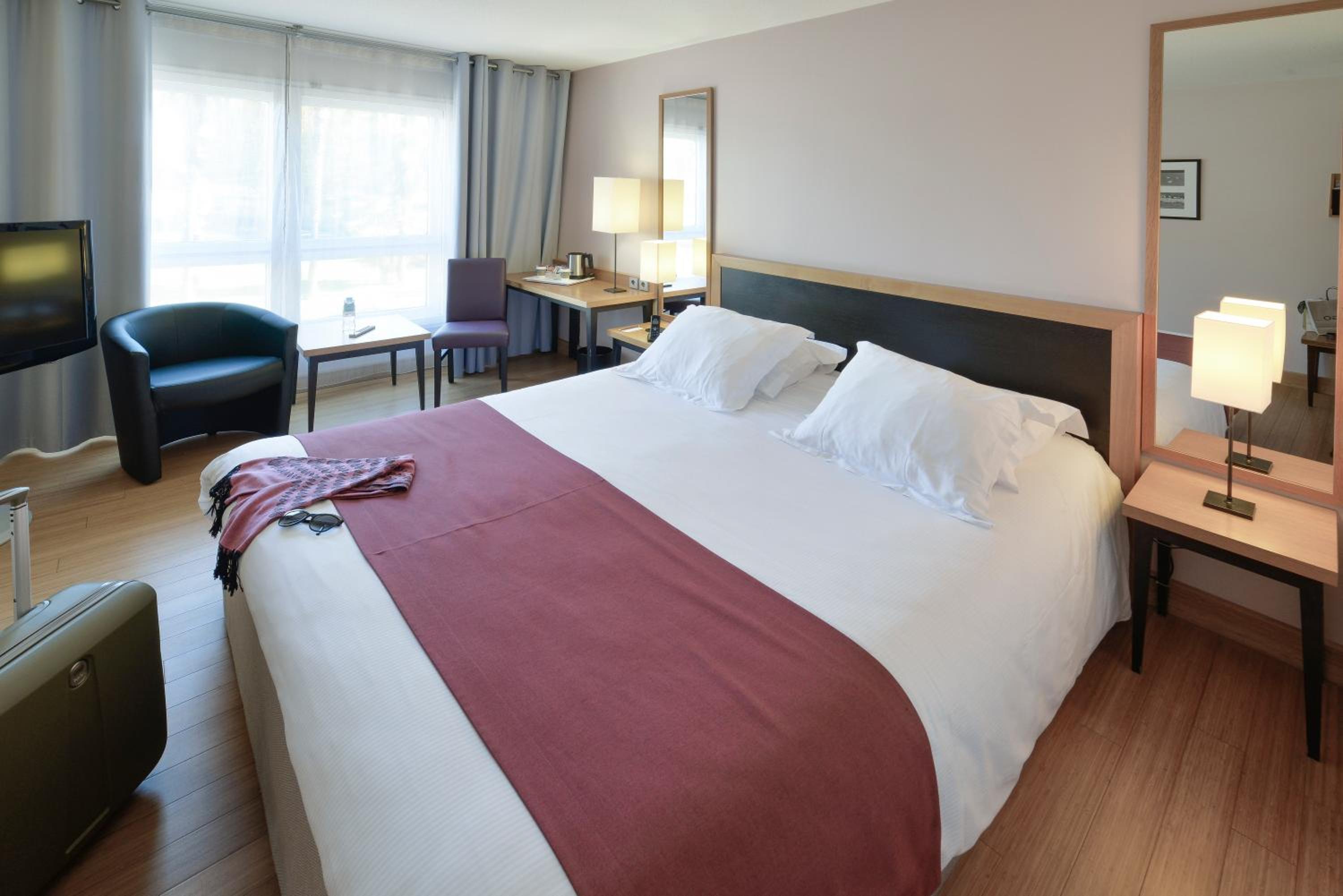 Standard Non Smoking Room with 1 double bed - Photo 4
