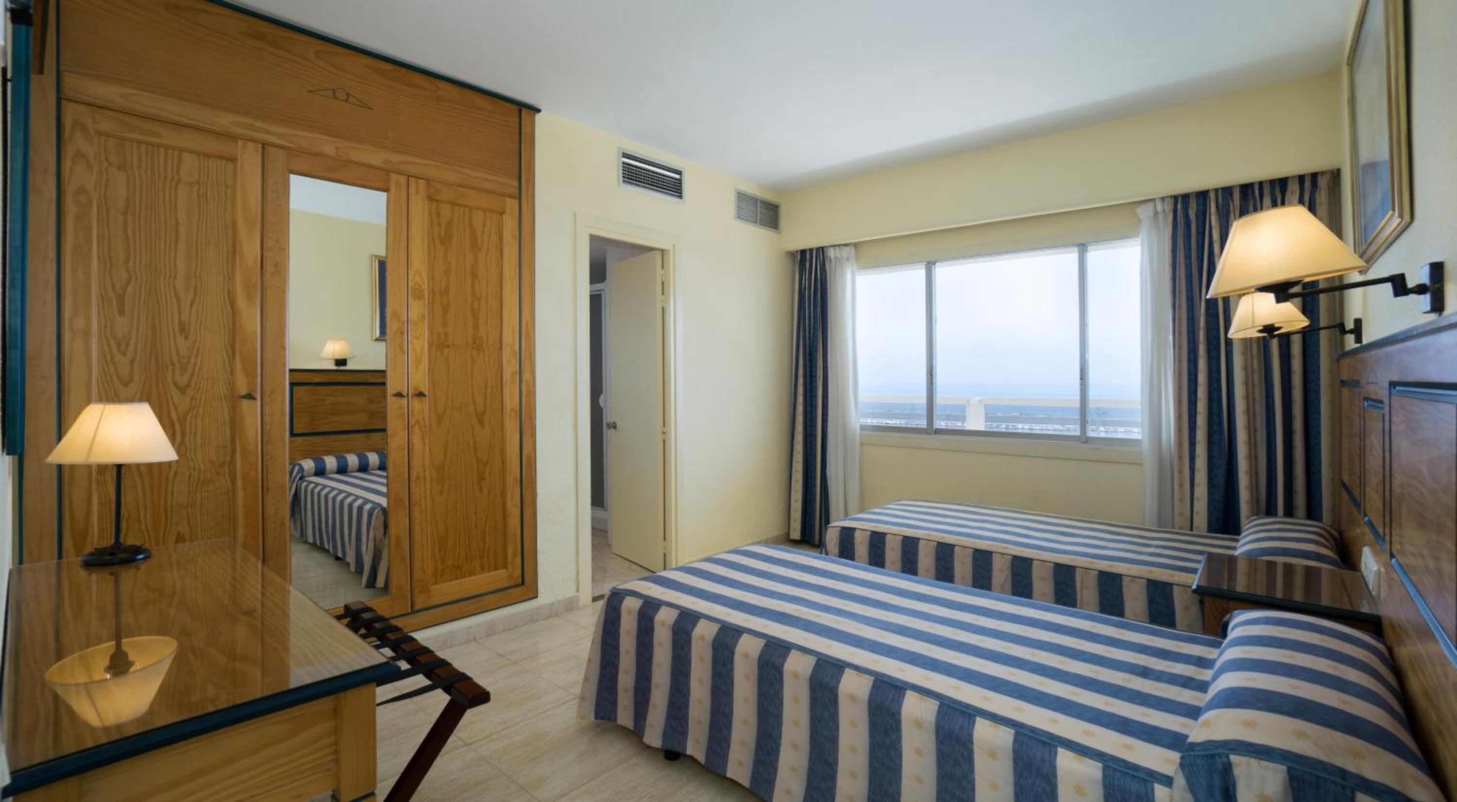 Two-Bedroom Apartment with Sea View (2-6 Adults) photo 2