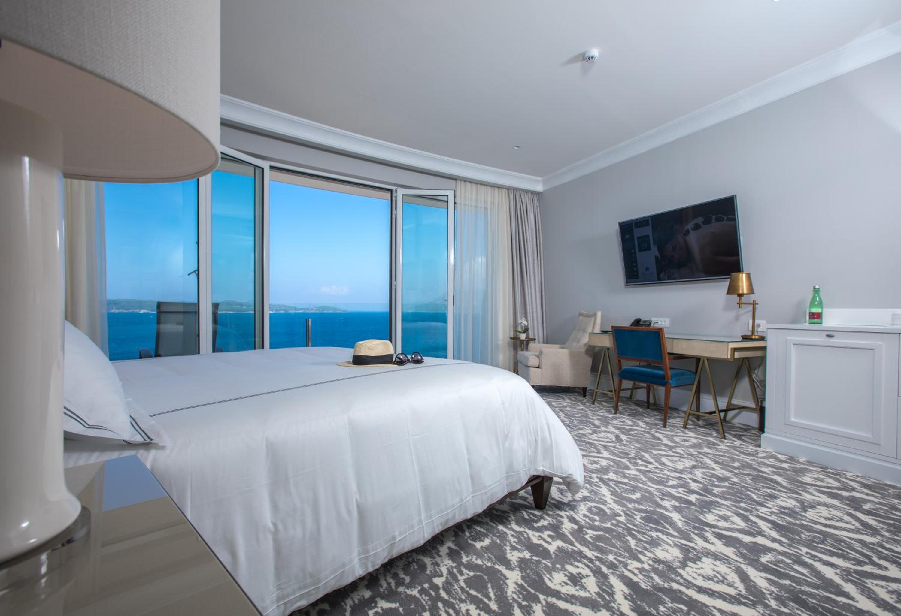 Deluxe King Room with Balcony and Sea View thumbnail 5